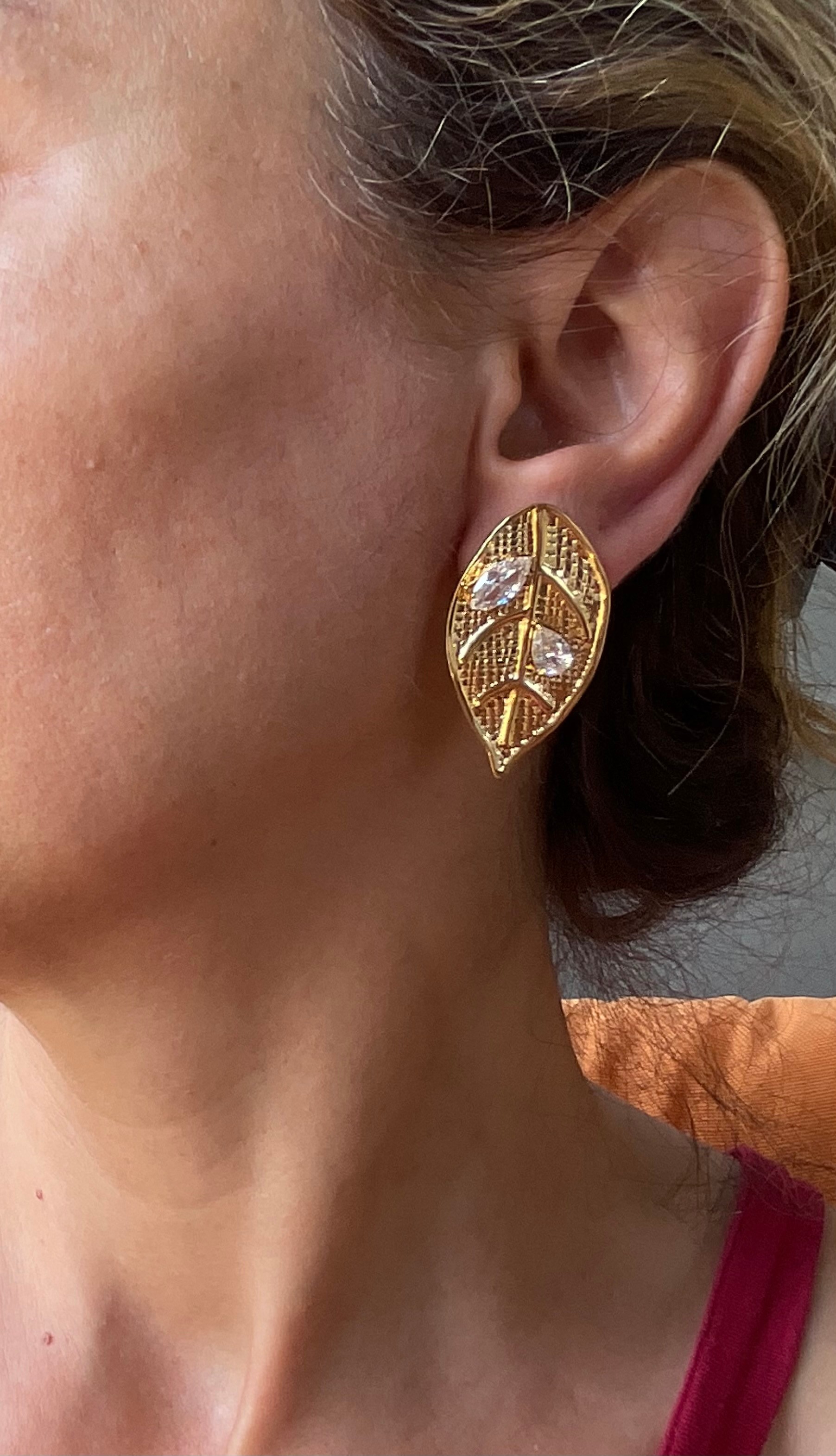 Taşlı gold yaprak model küpe