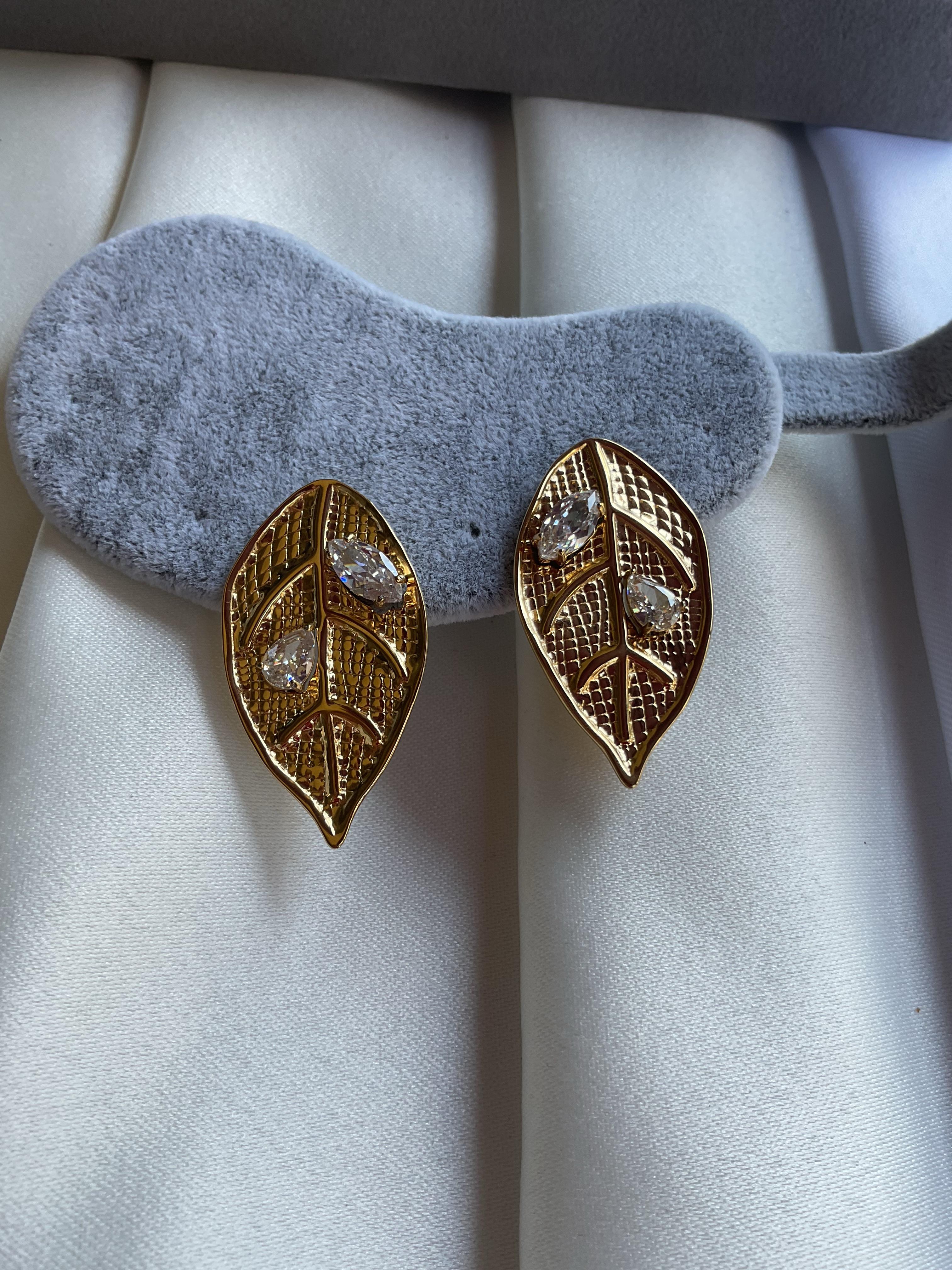 Taşlı gold yaprak model küpe