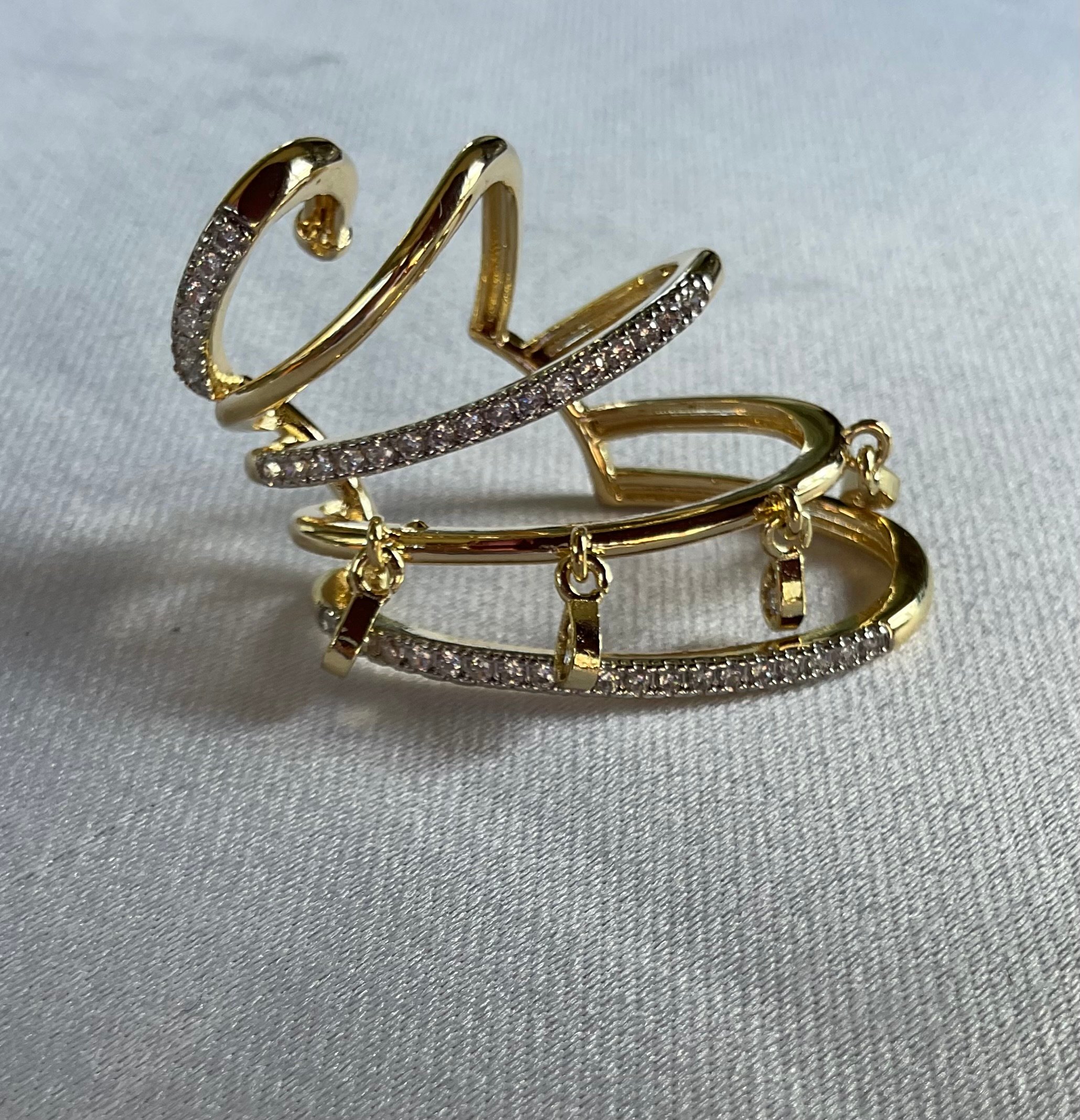 Gold taşlı kıkırdak küpe