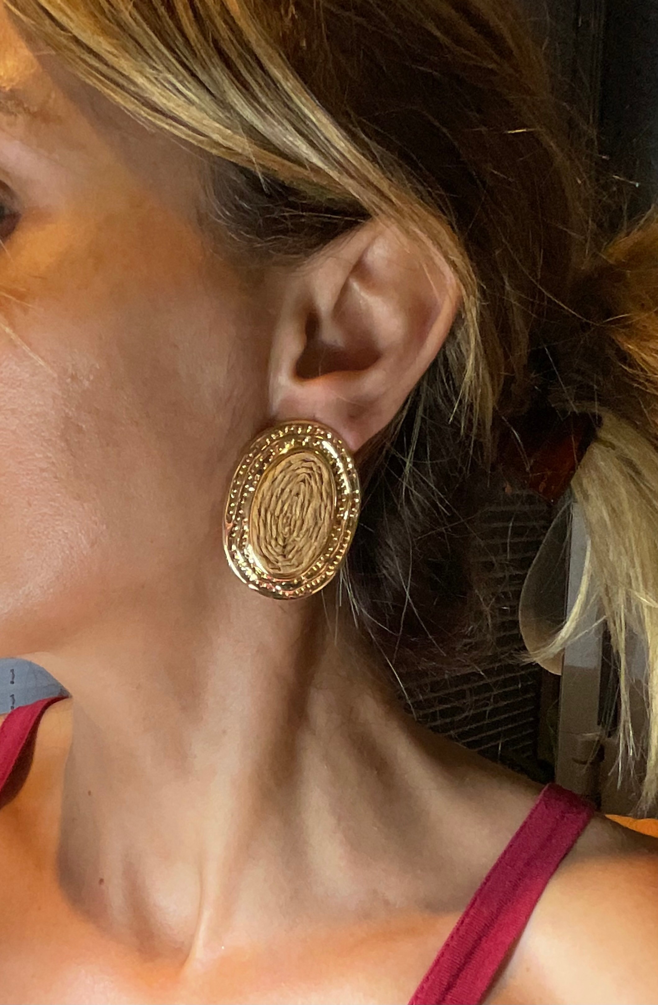 Kahverengi hasır mineli gold oval küpe 