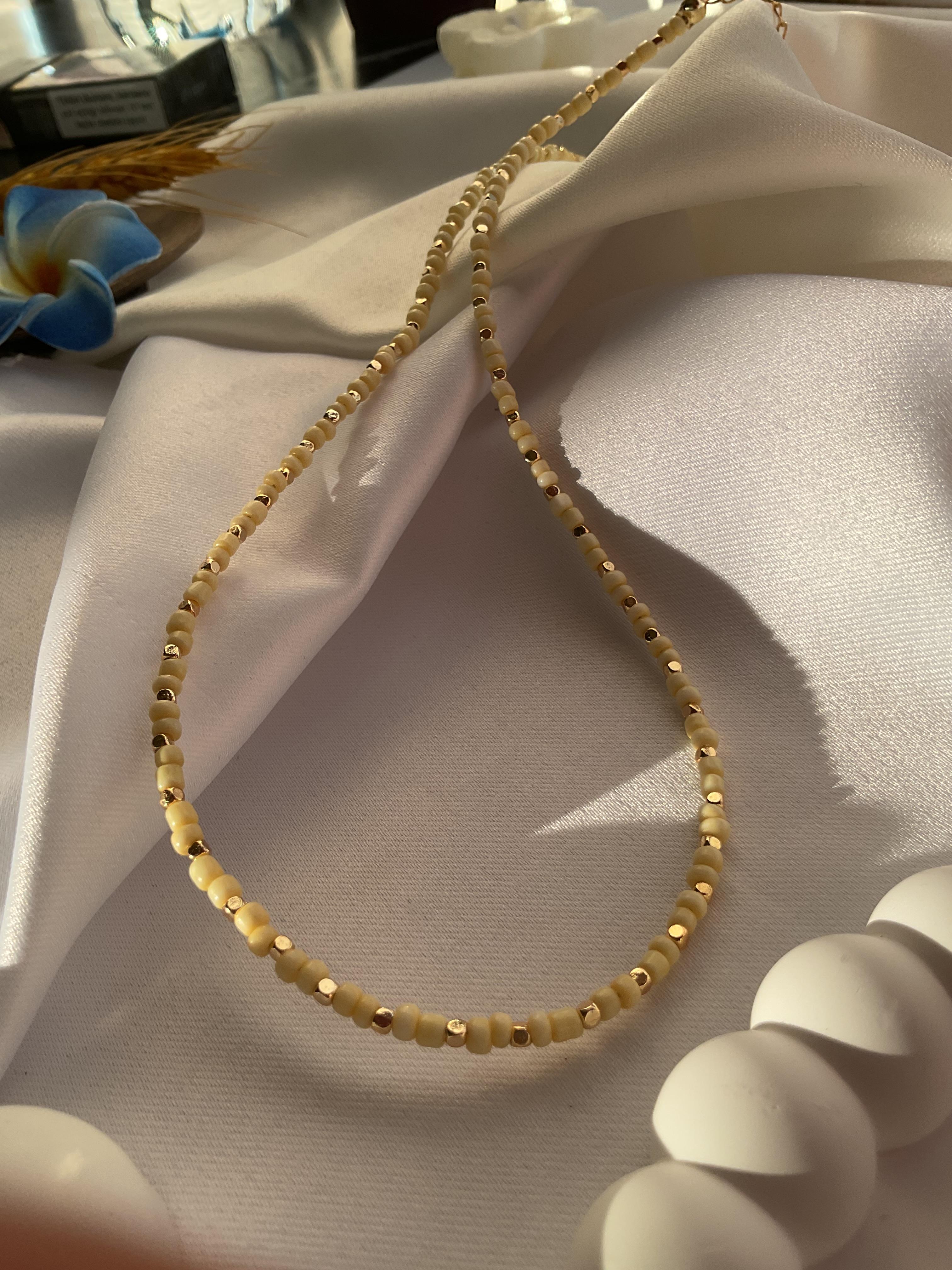 Kırık beyaz ve gold minimal boncuklu kolye