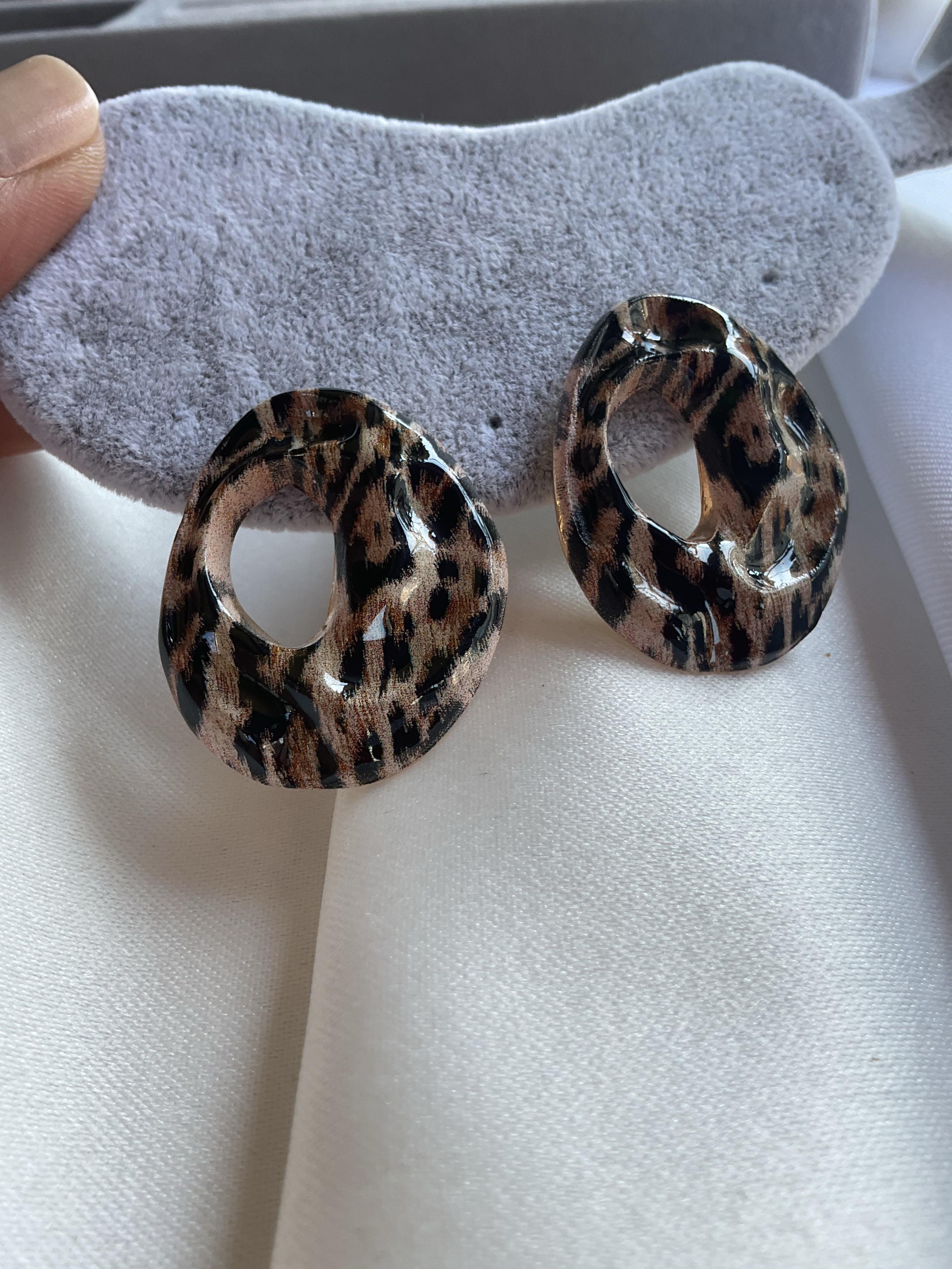 Leopardesen küpe