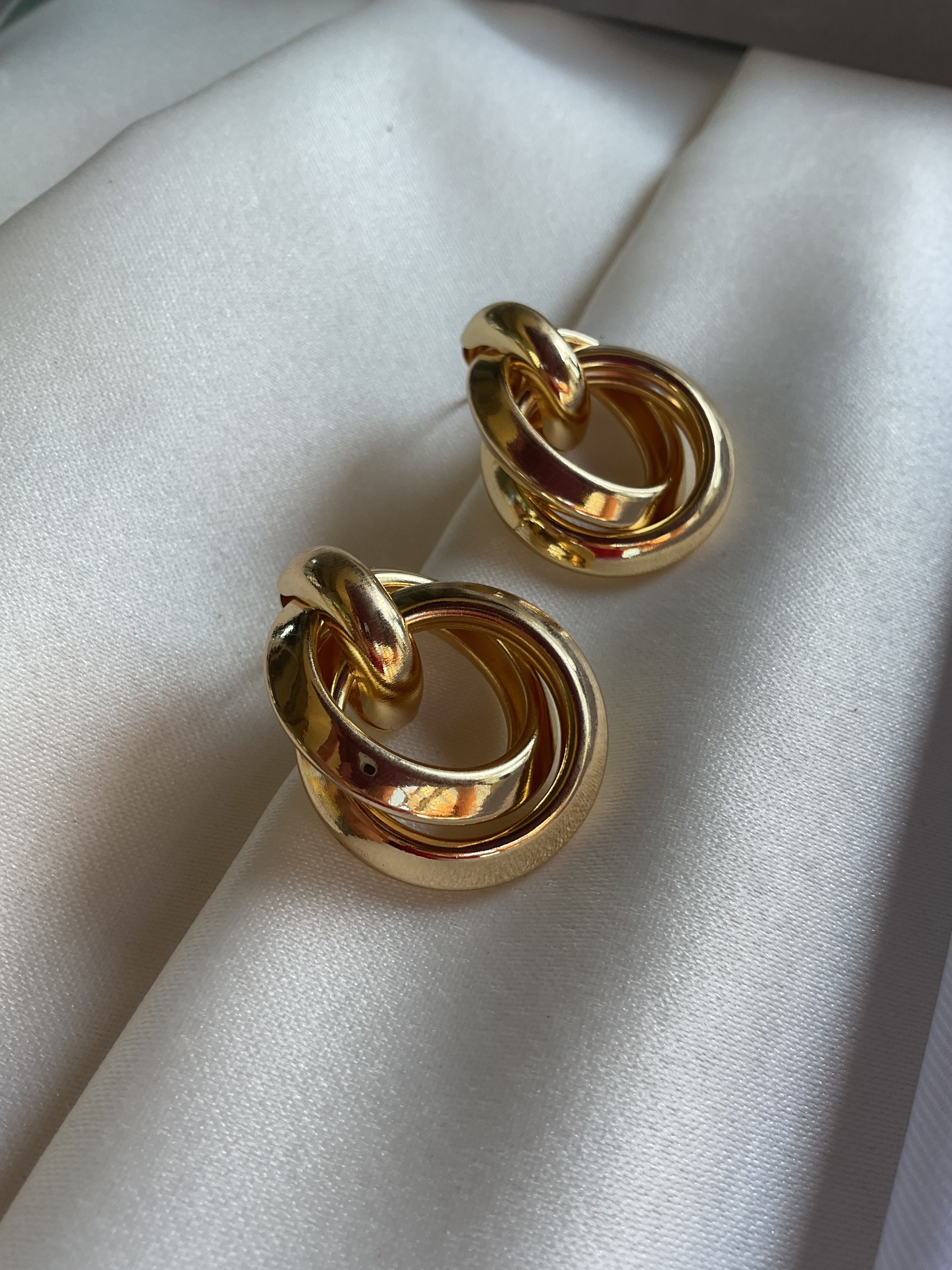 Gold birbirine geçmeli halka küpe