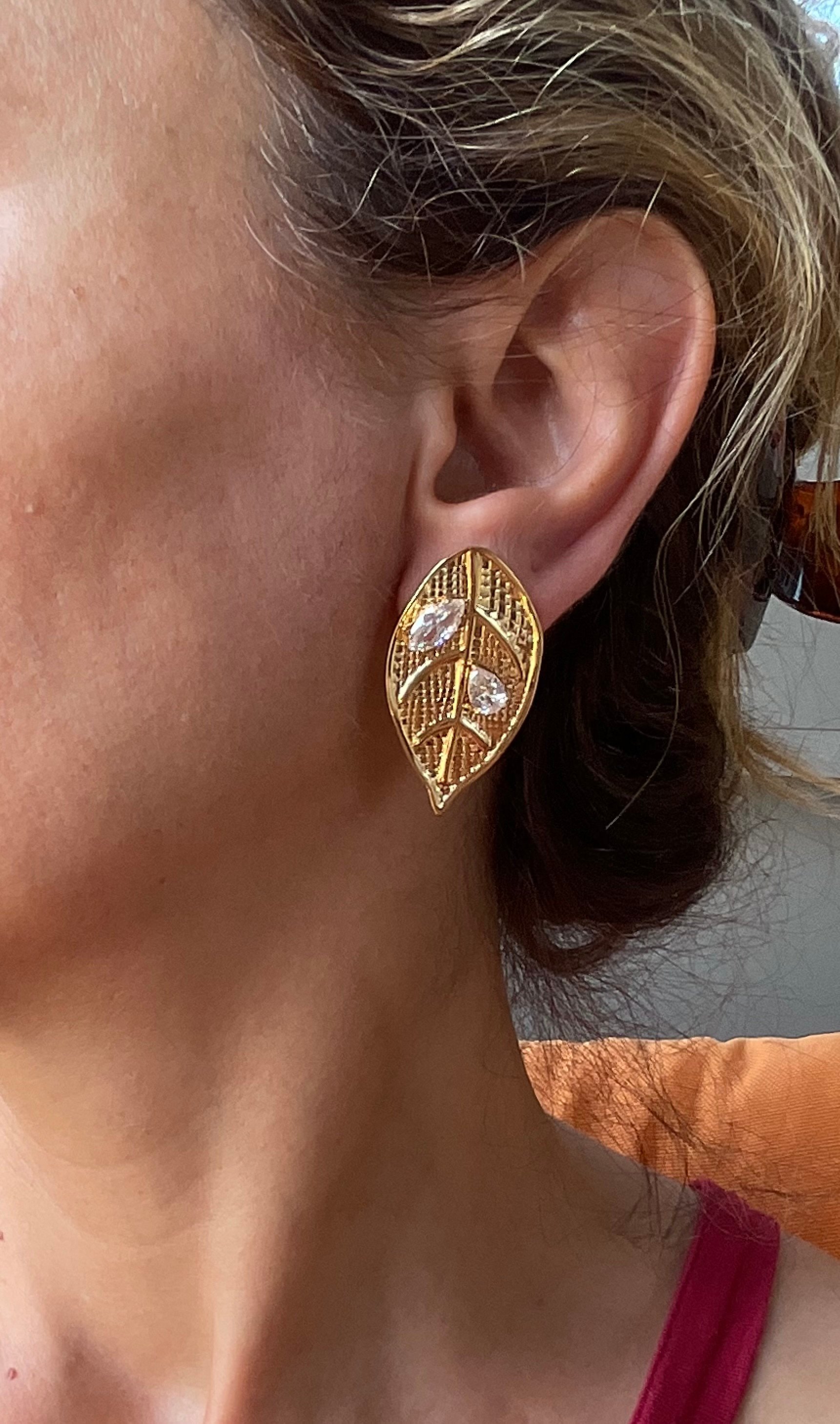 Taşlı gold yaprak model küpe