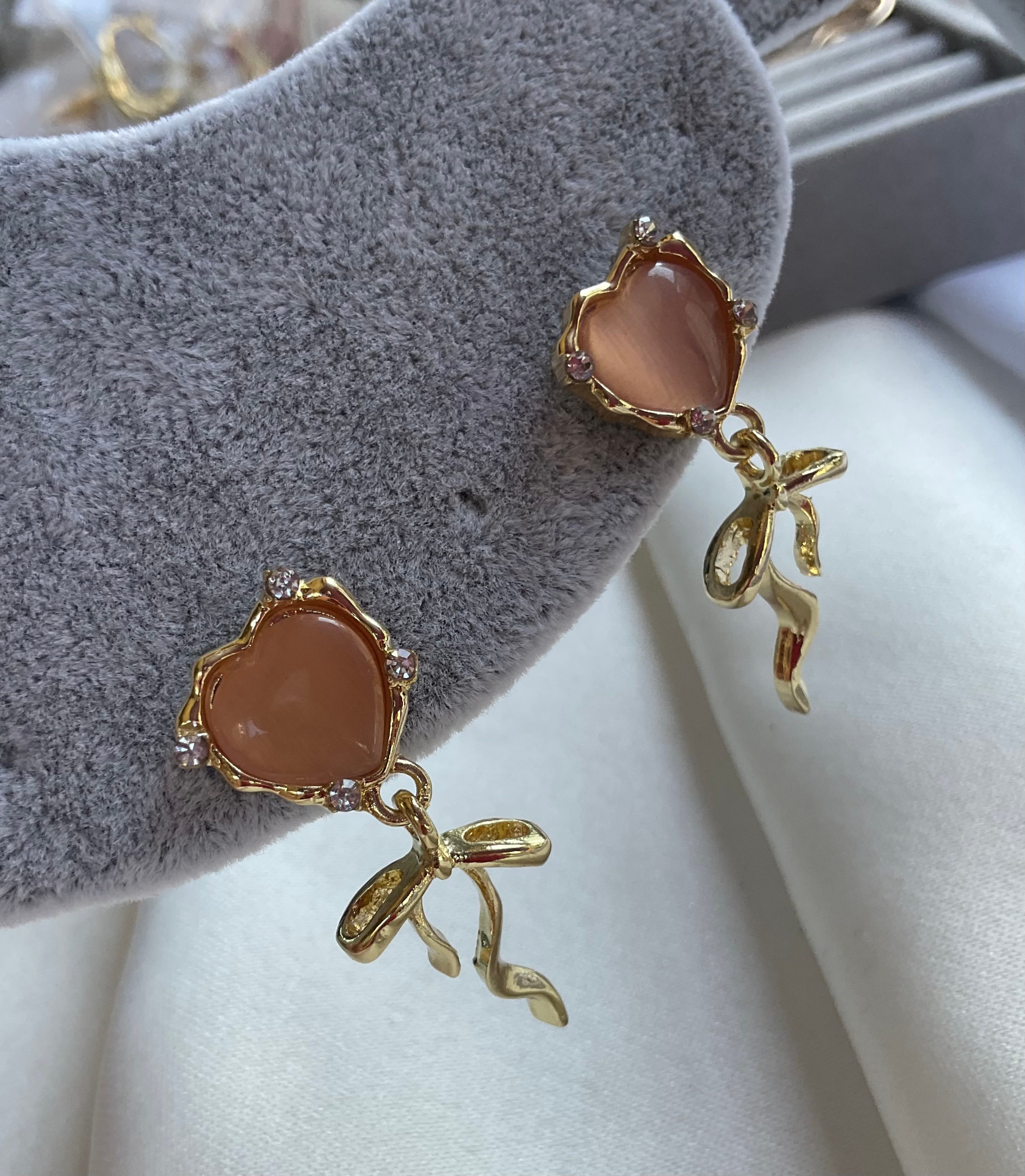 Kalp model pembe taşlı gold kurdela küpe