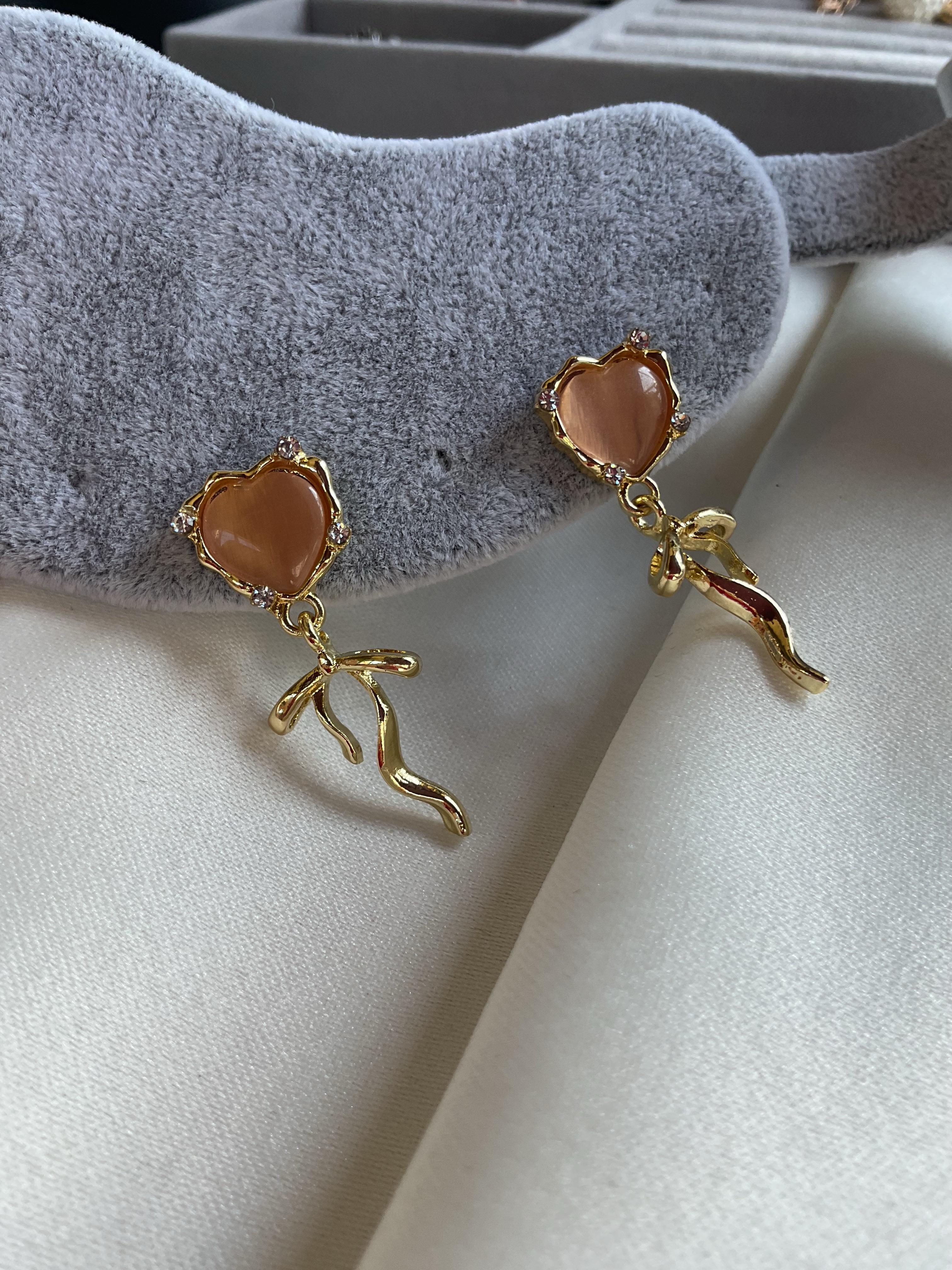 Kalp model pembe taşlı gold kurdela küpe