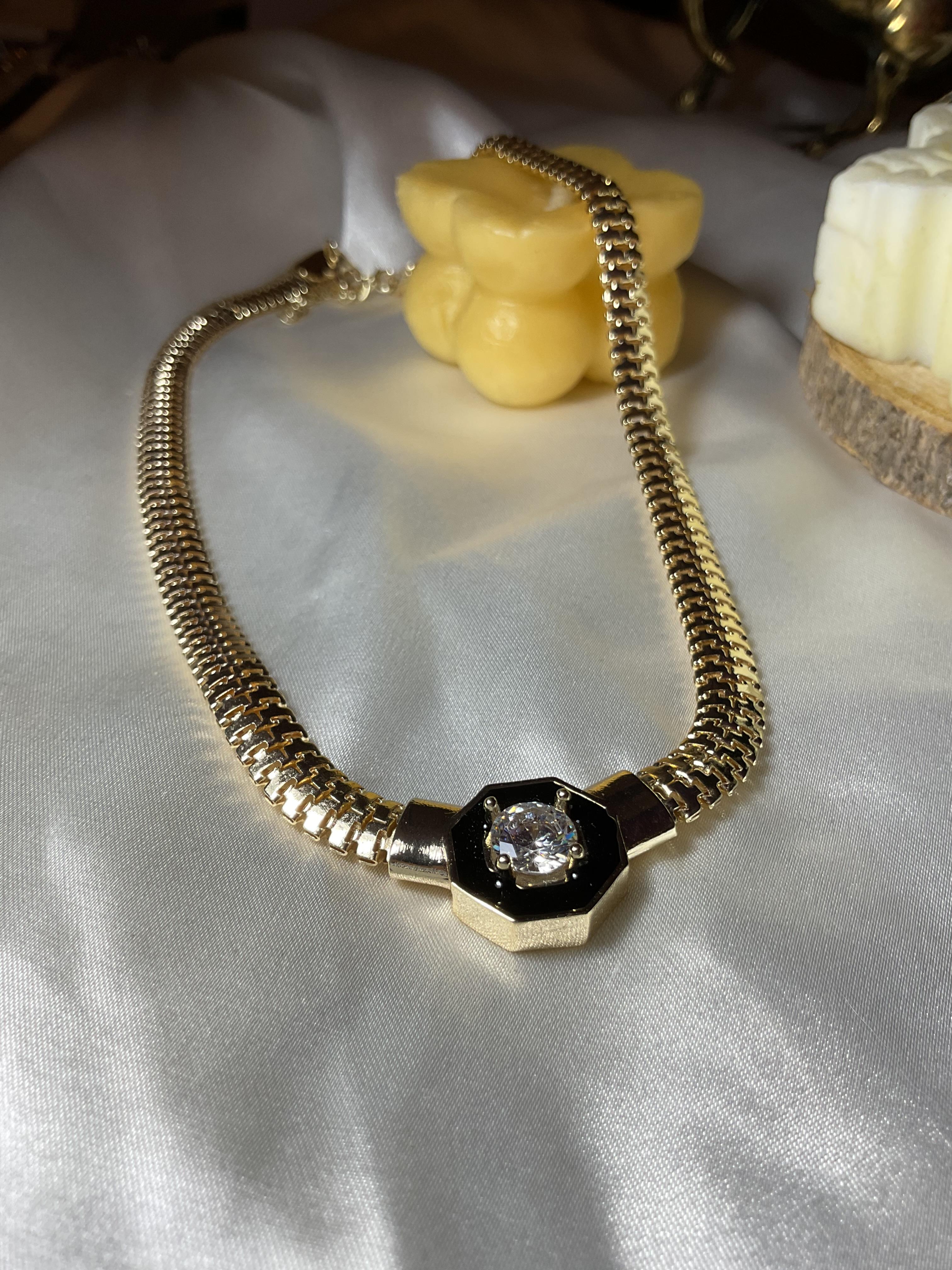 Taşlı siyah mineli balık sırtı model zincirli gold kolye