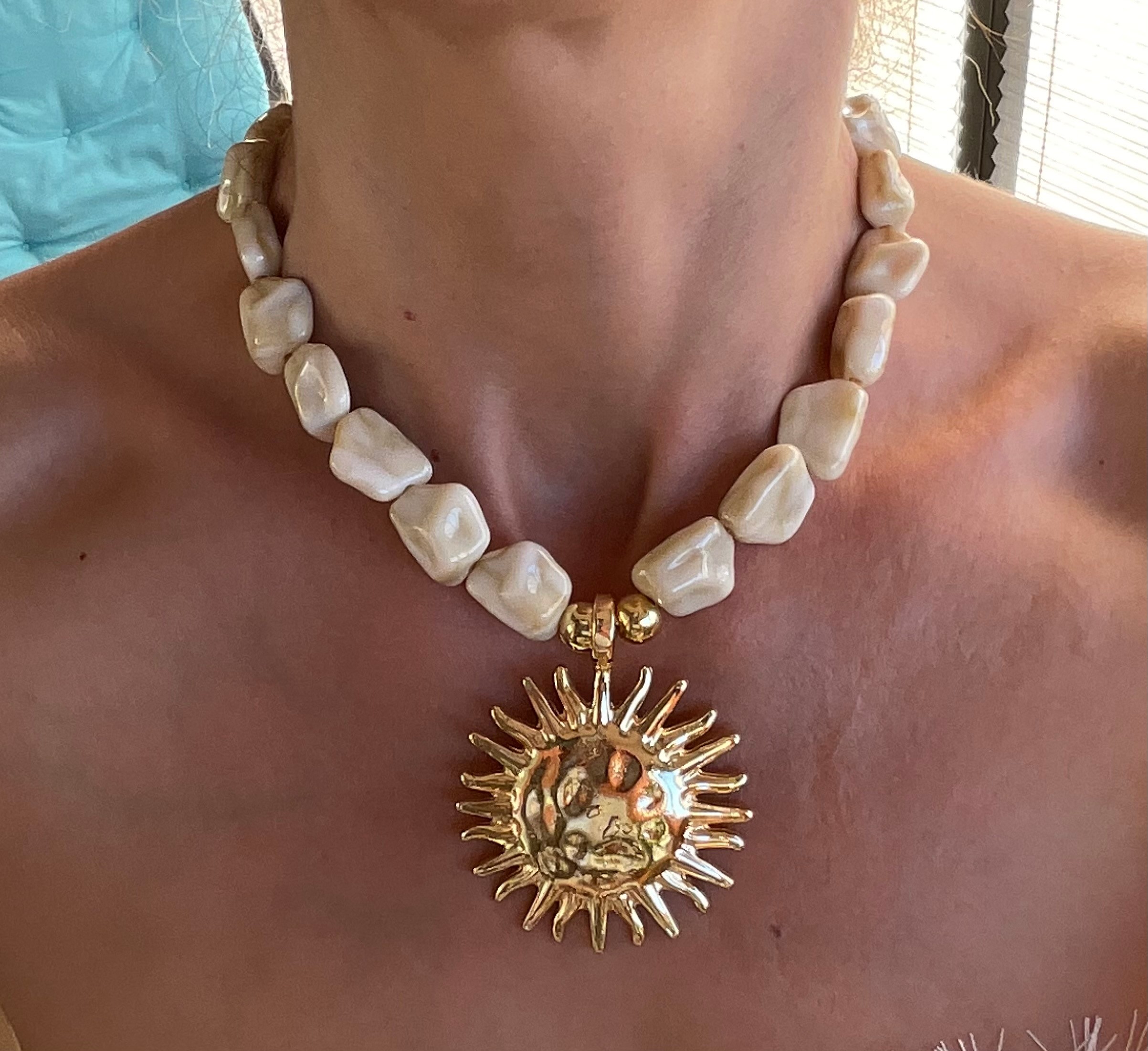 Gold güneş model bej taşlı kolye