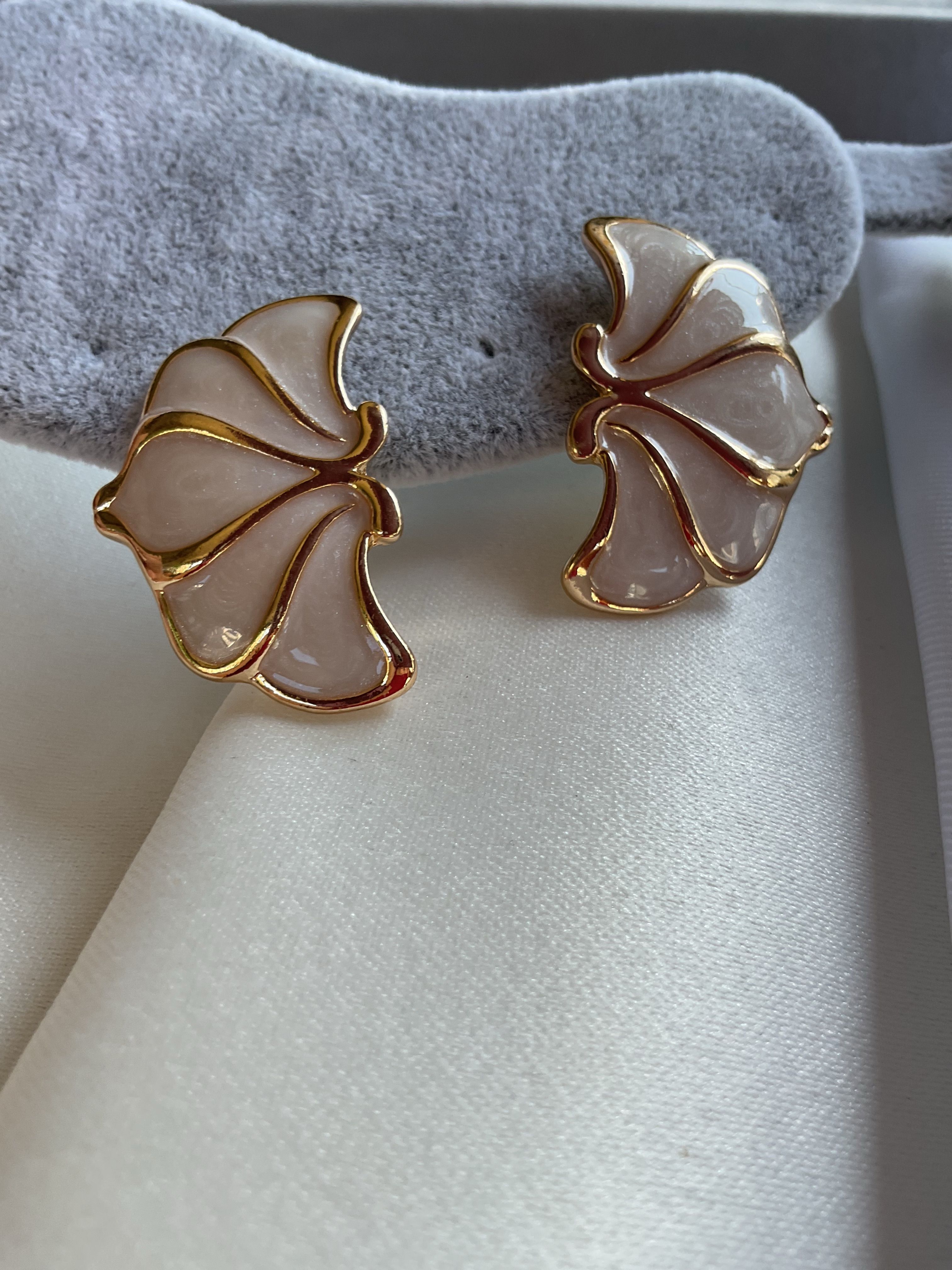 Beyaz mineli gold küpe