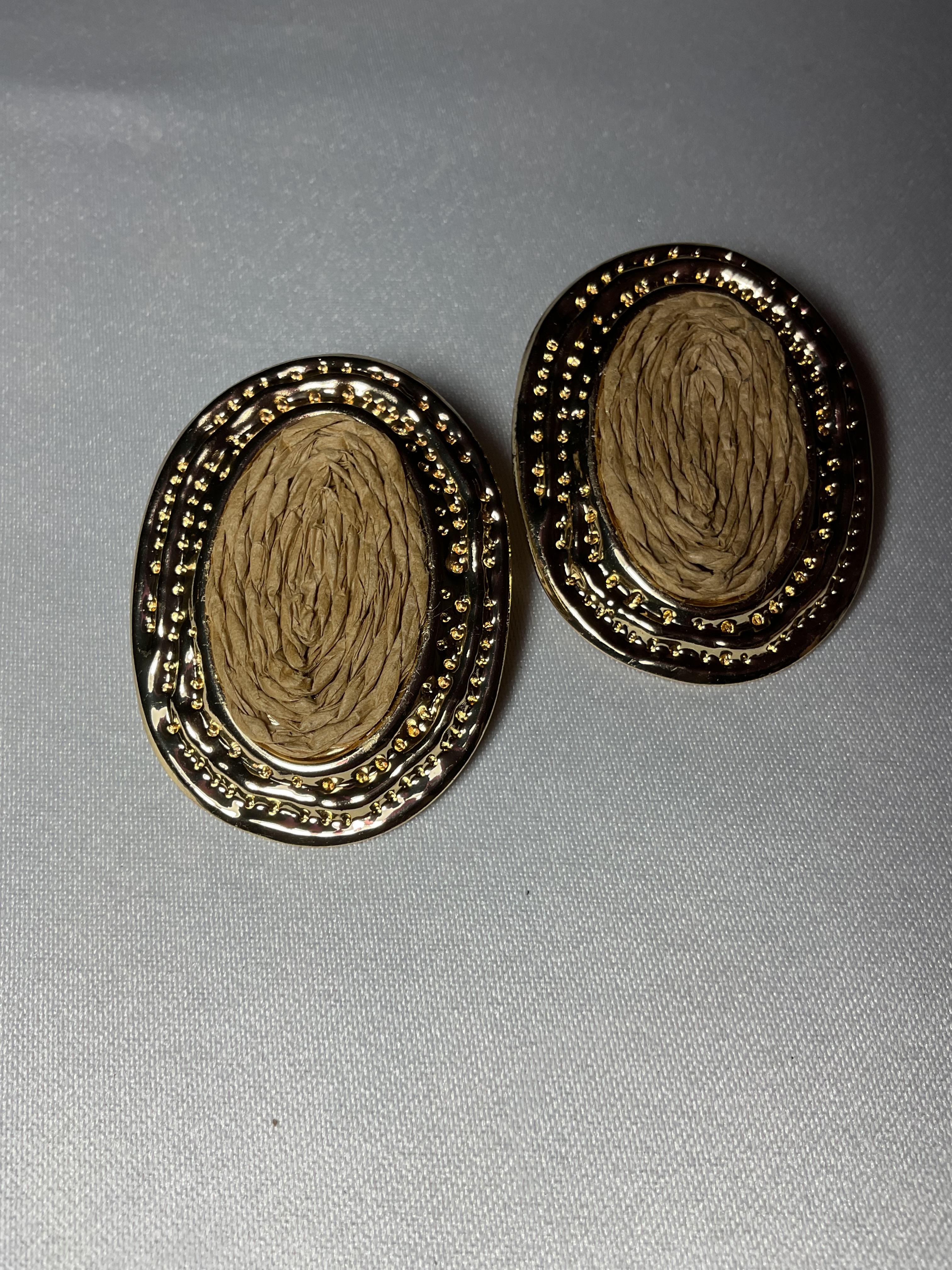 Kahverengi hasır mineli gold oval küpe 