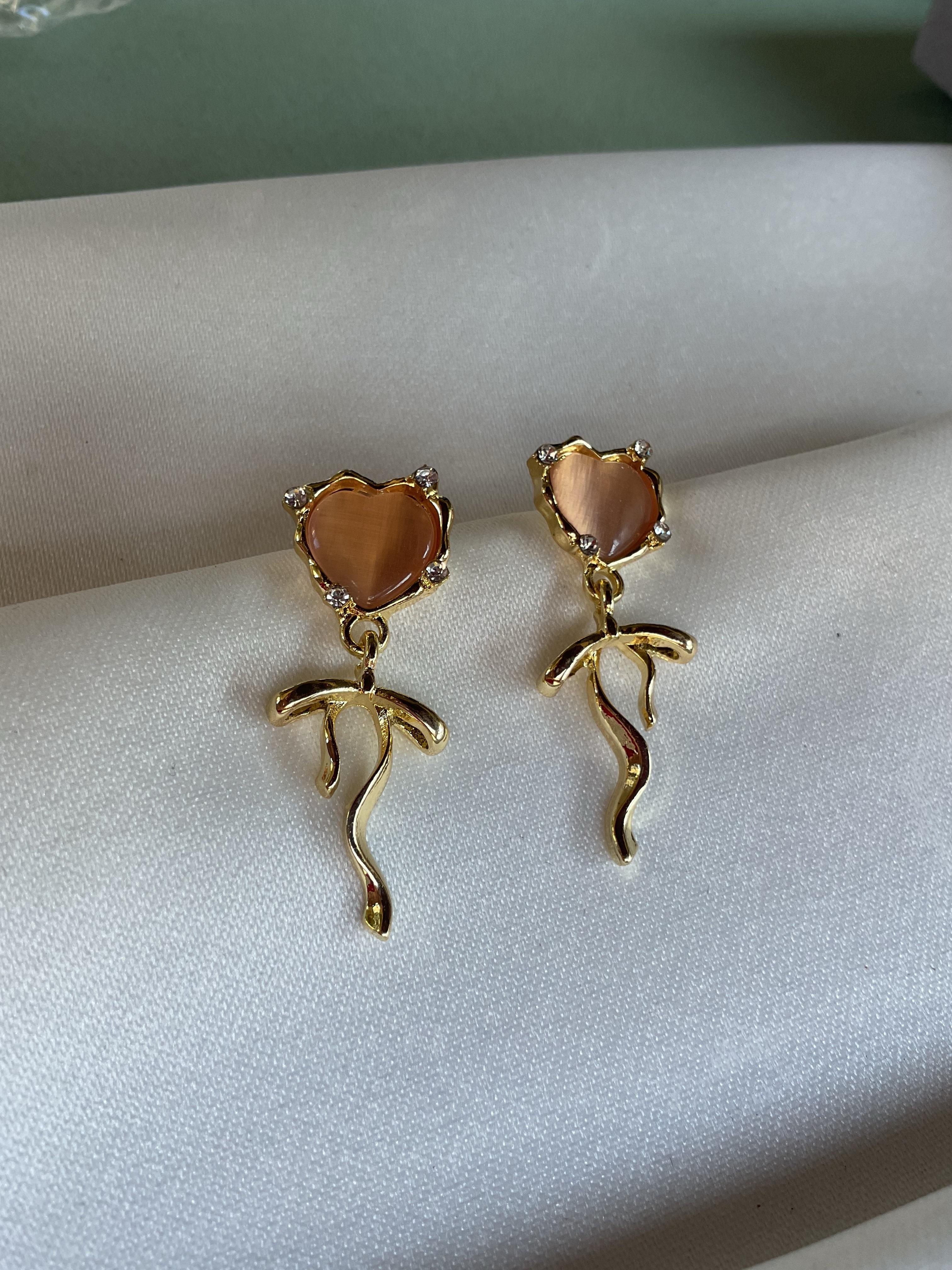 Kalp model pembe taşlı gold kurdela küpe