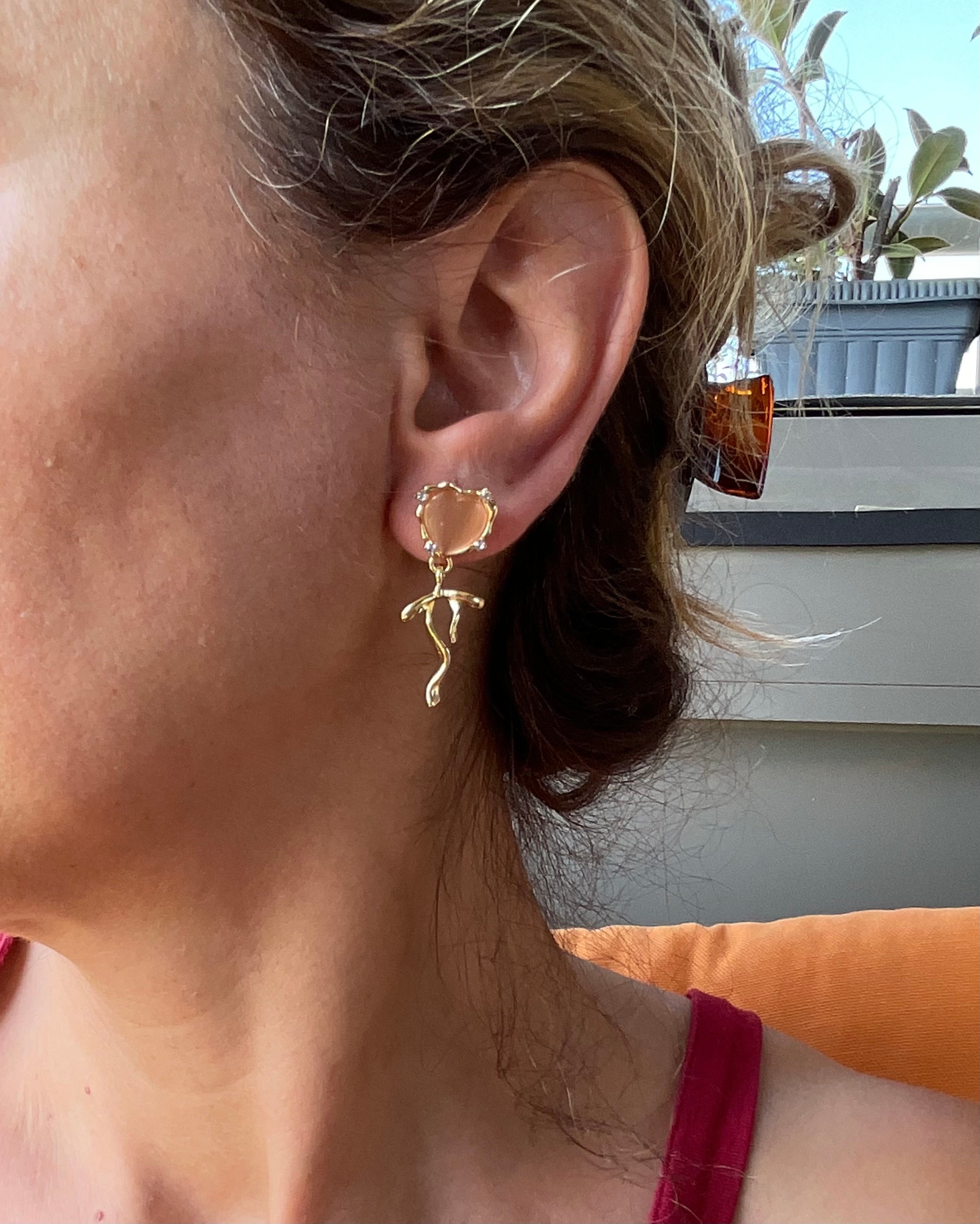 Kalp model pembe taşlı gold kurdela küpe
