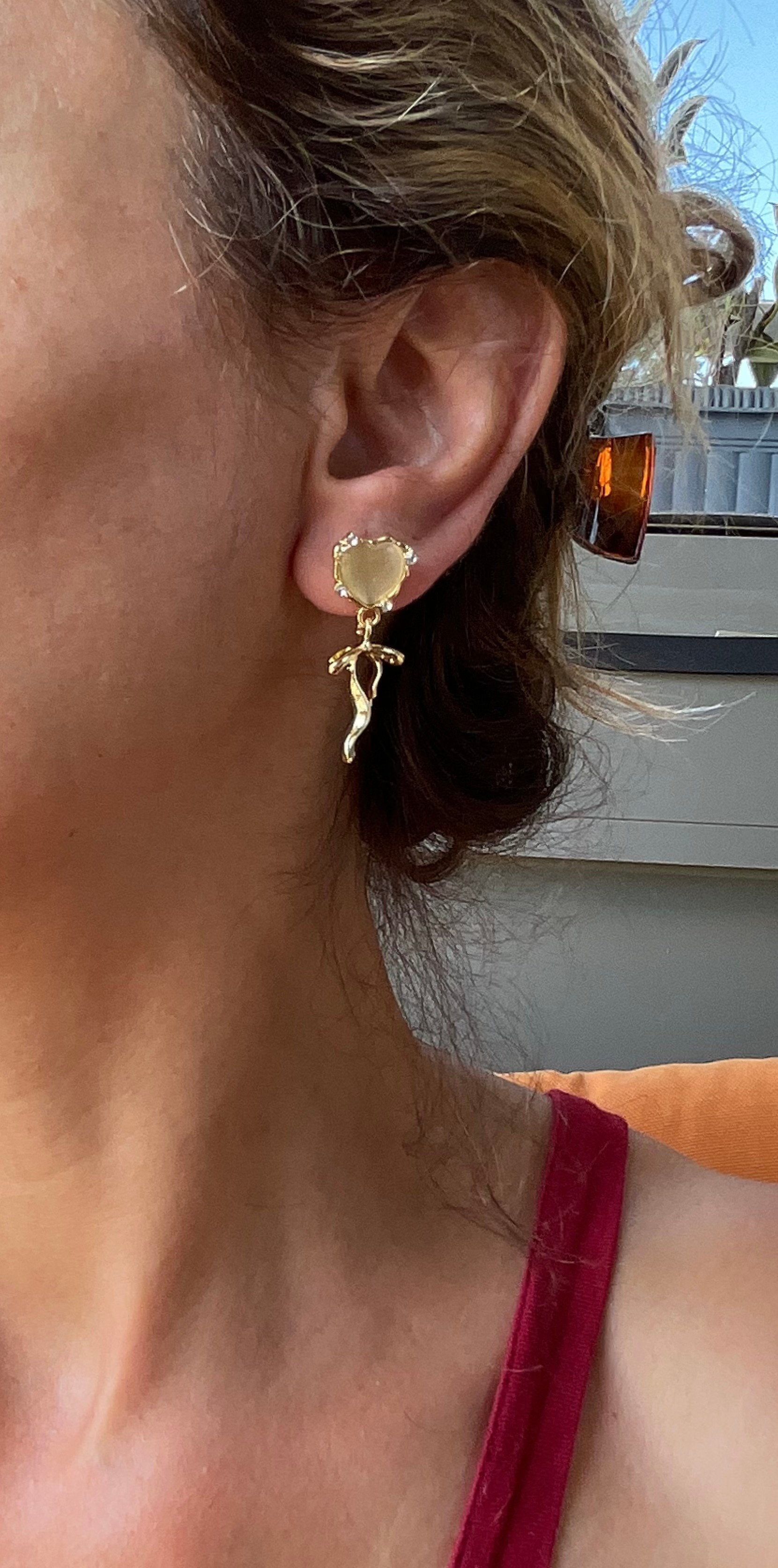 Kalp model bej taşlı gold kurdela küpe