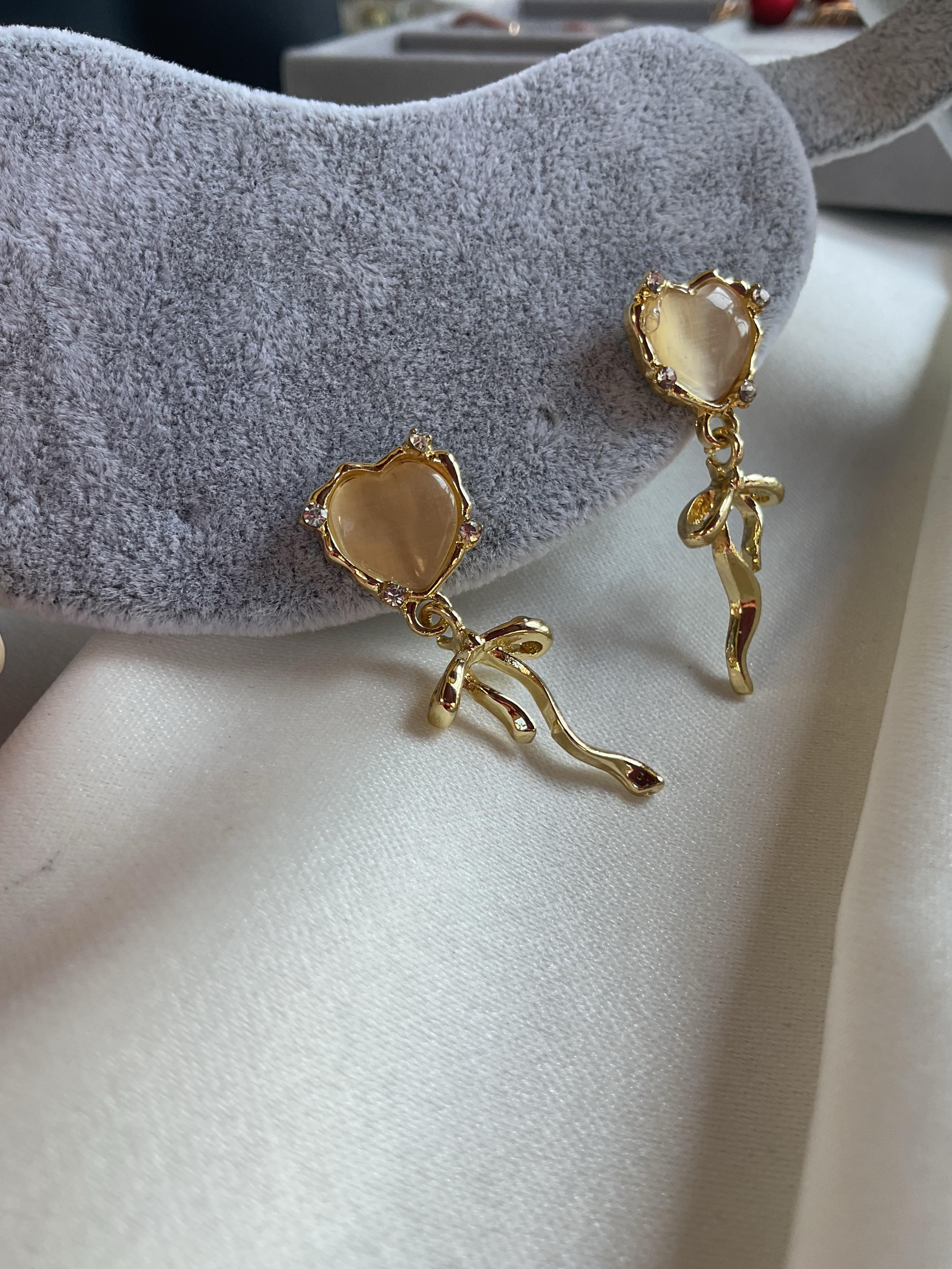 Kalp model bej taşlı gold kurdela küpe