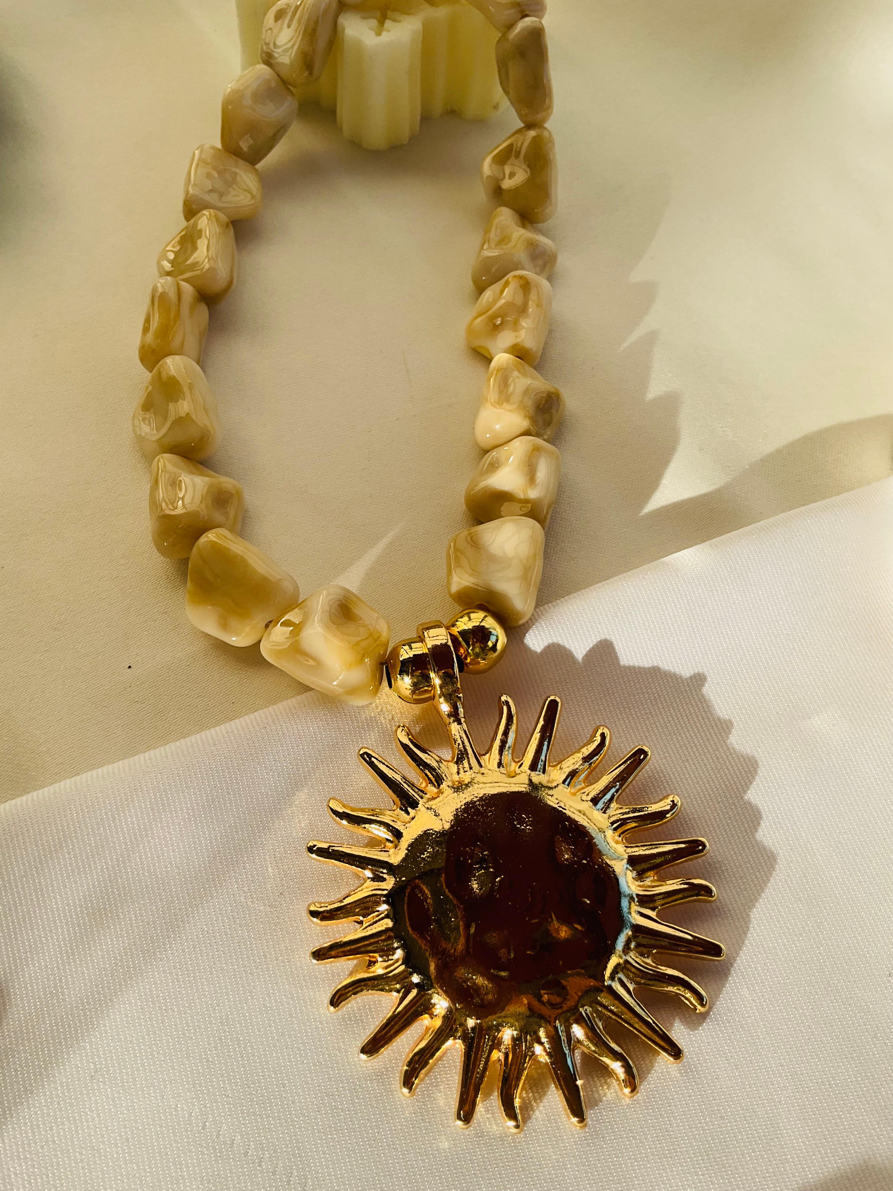 Gold güneş model bej taşlı kolye