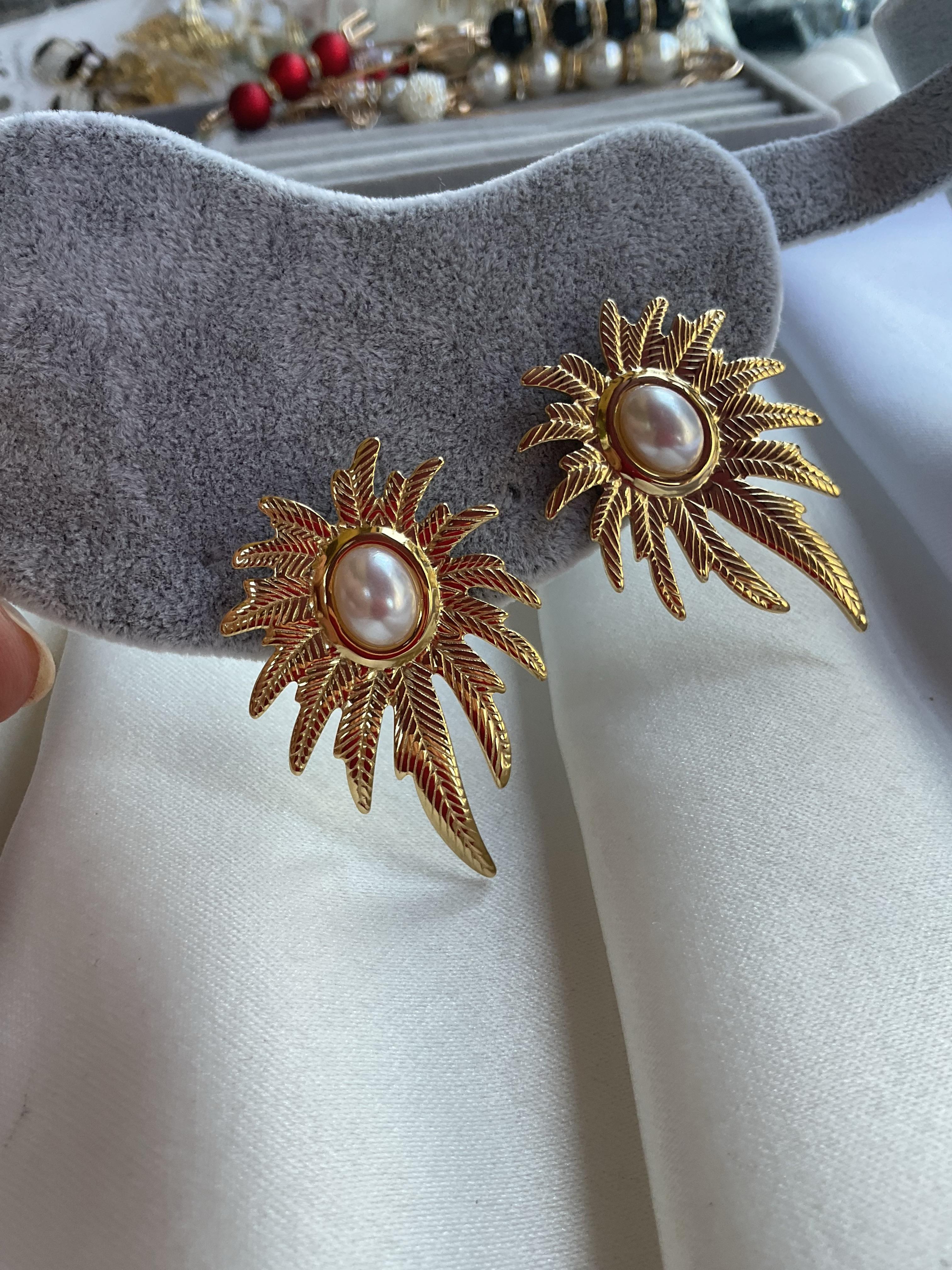 İncili yaprak model gold küpe