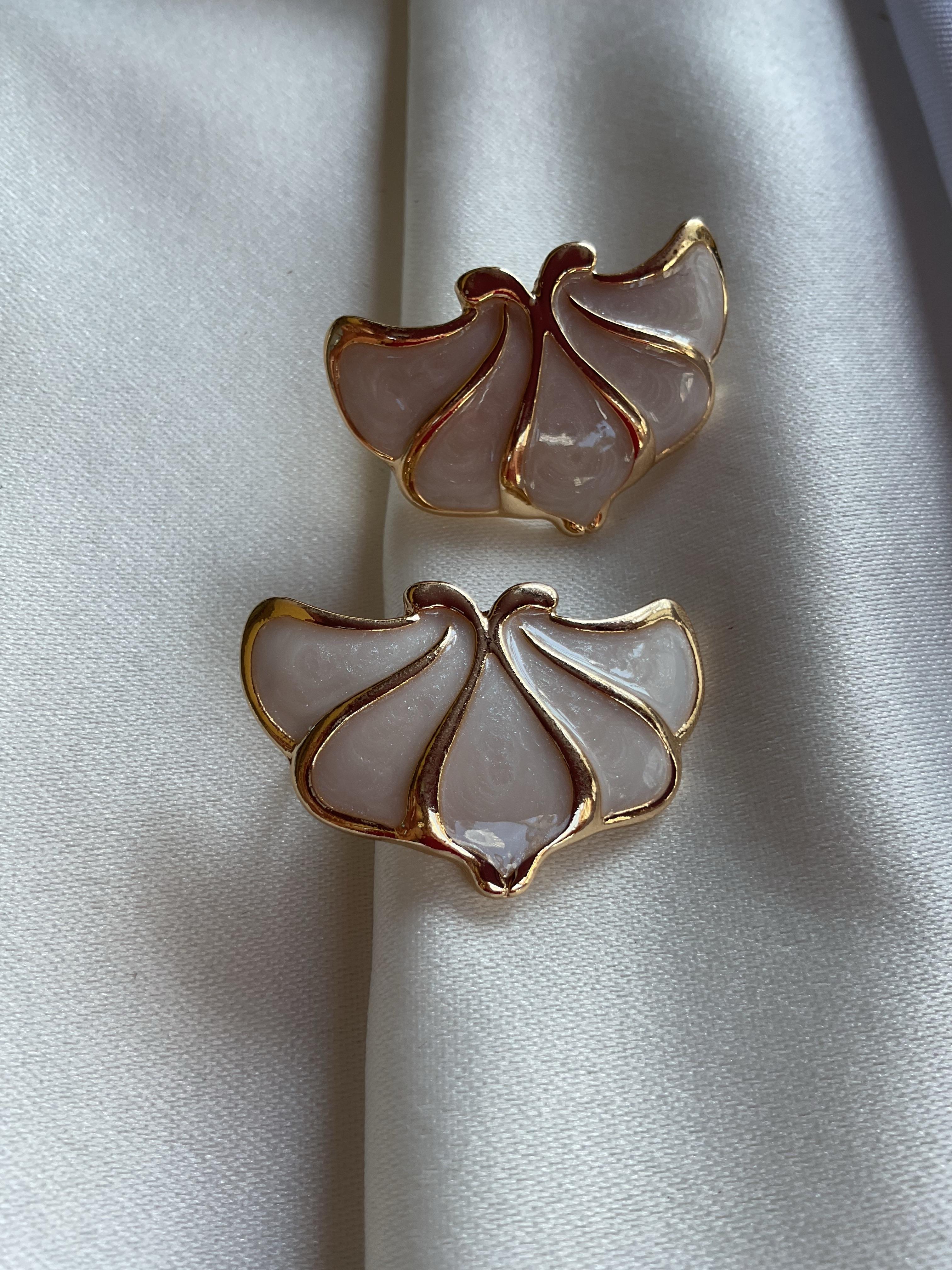 Beyaz mineli gold küpe