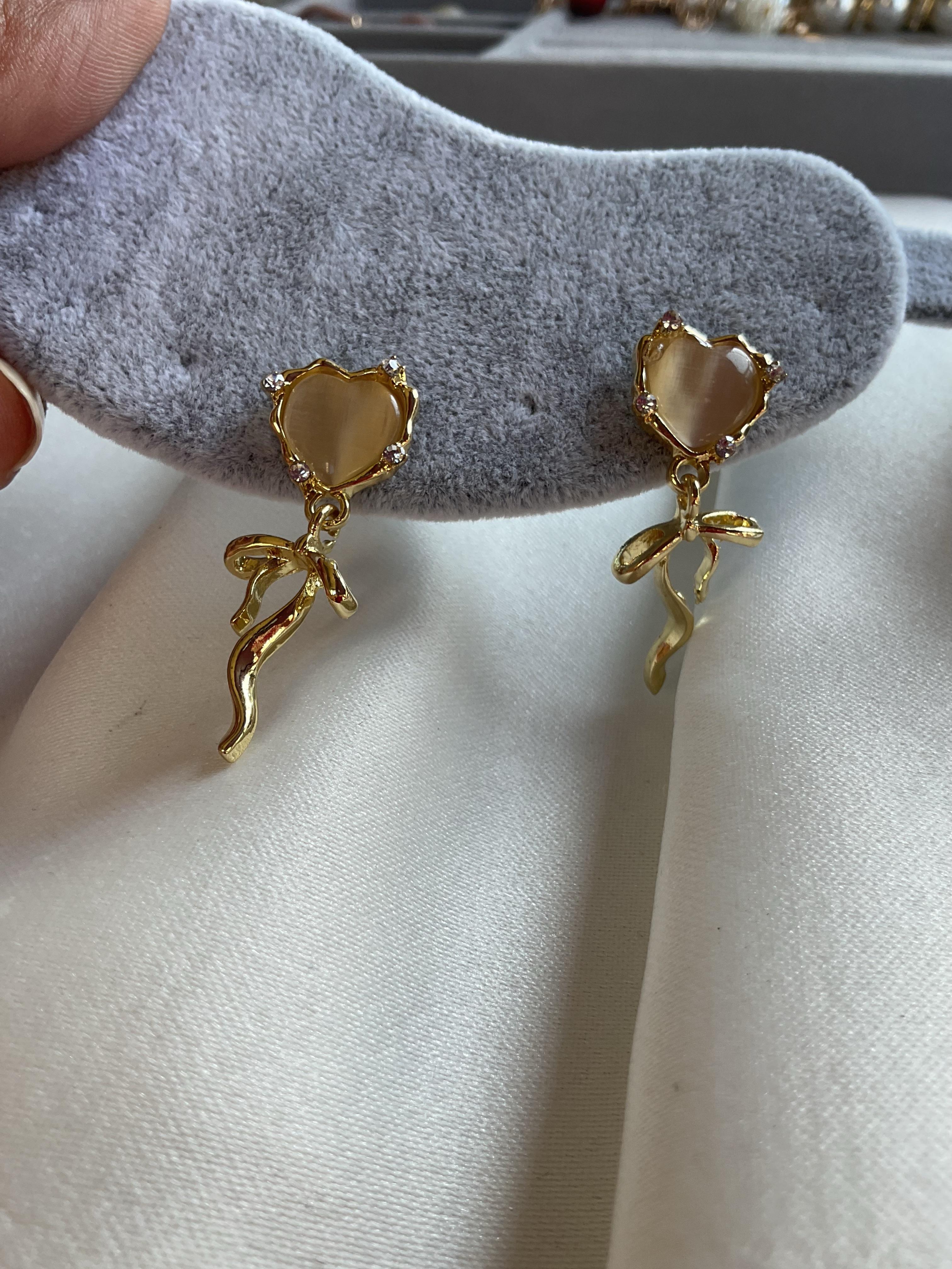 Kalp model bej taşlı gold kurdela küpe