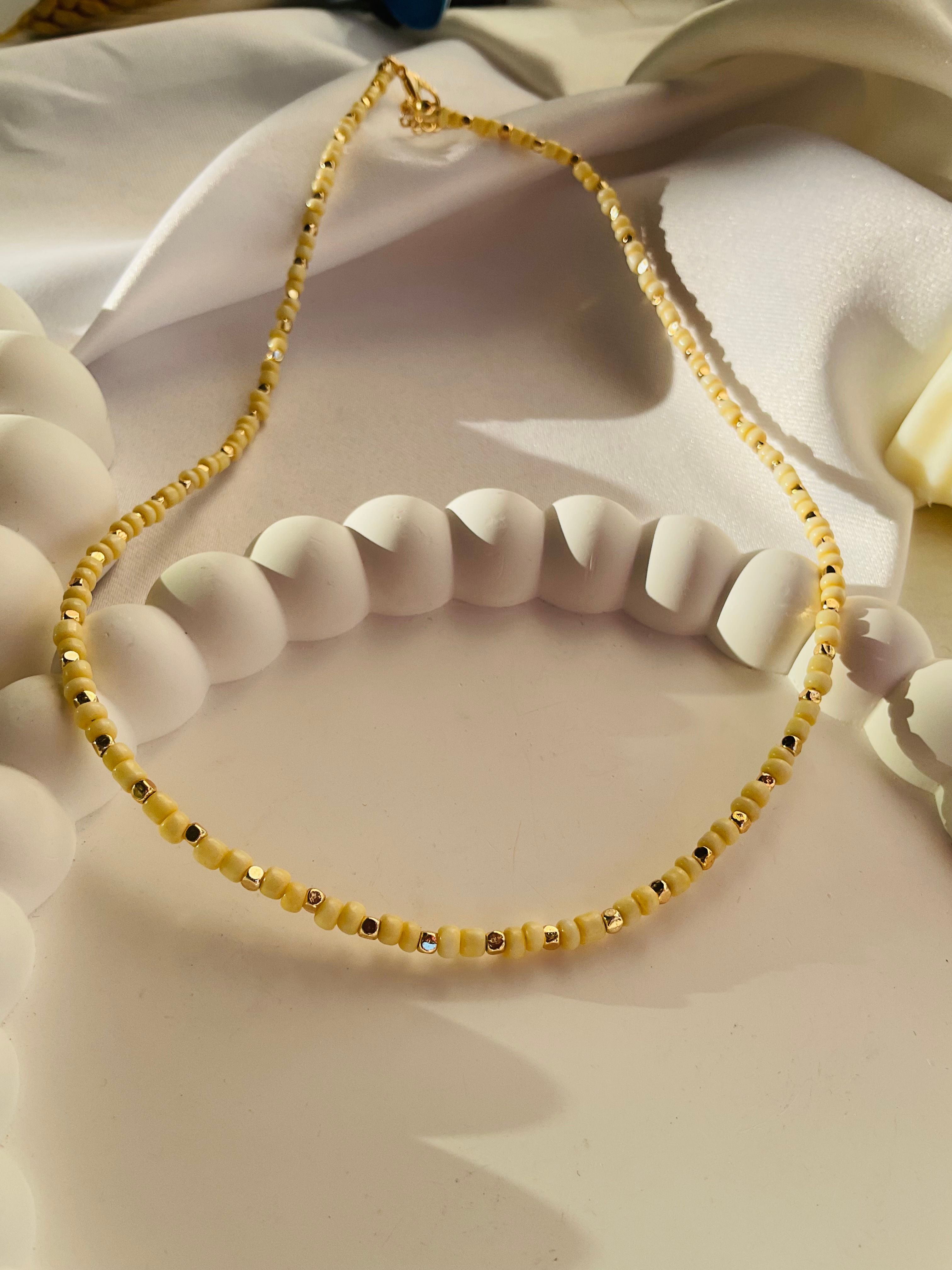 Kırık beyaz ve gold minimal boncuklu kolye