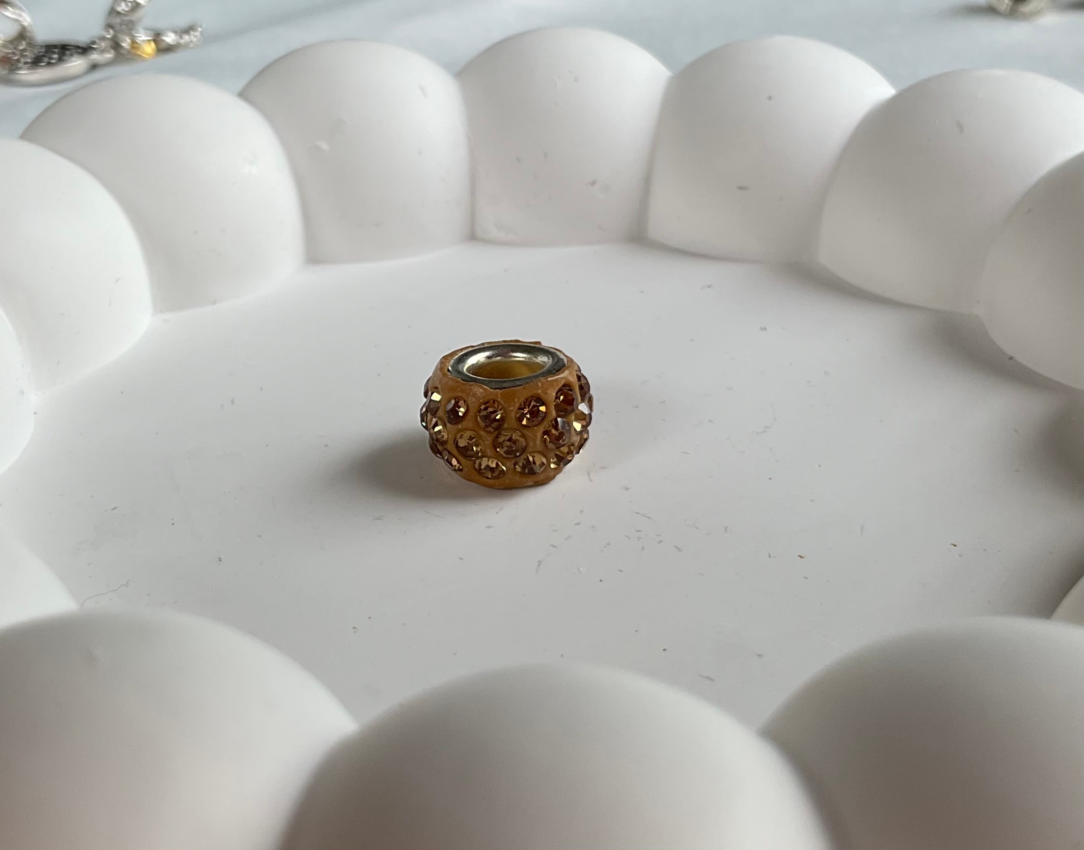 Kahverengi taşlı charm