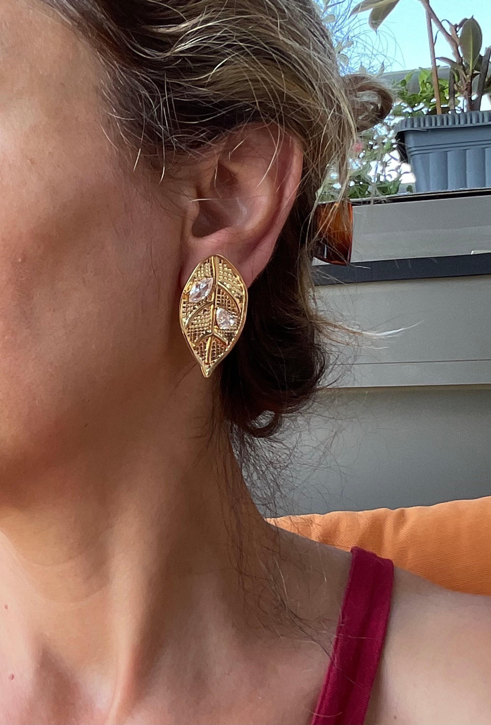 Taşlı gold yaprak model küpe