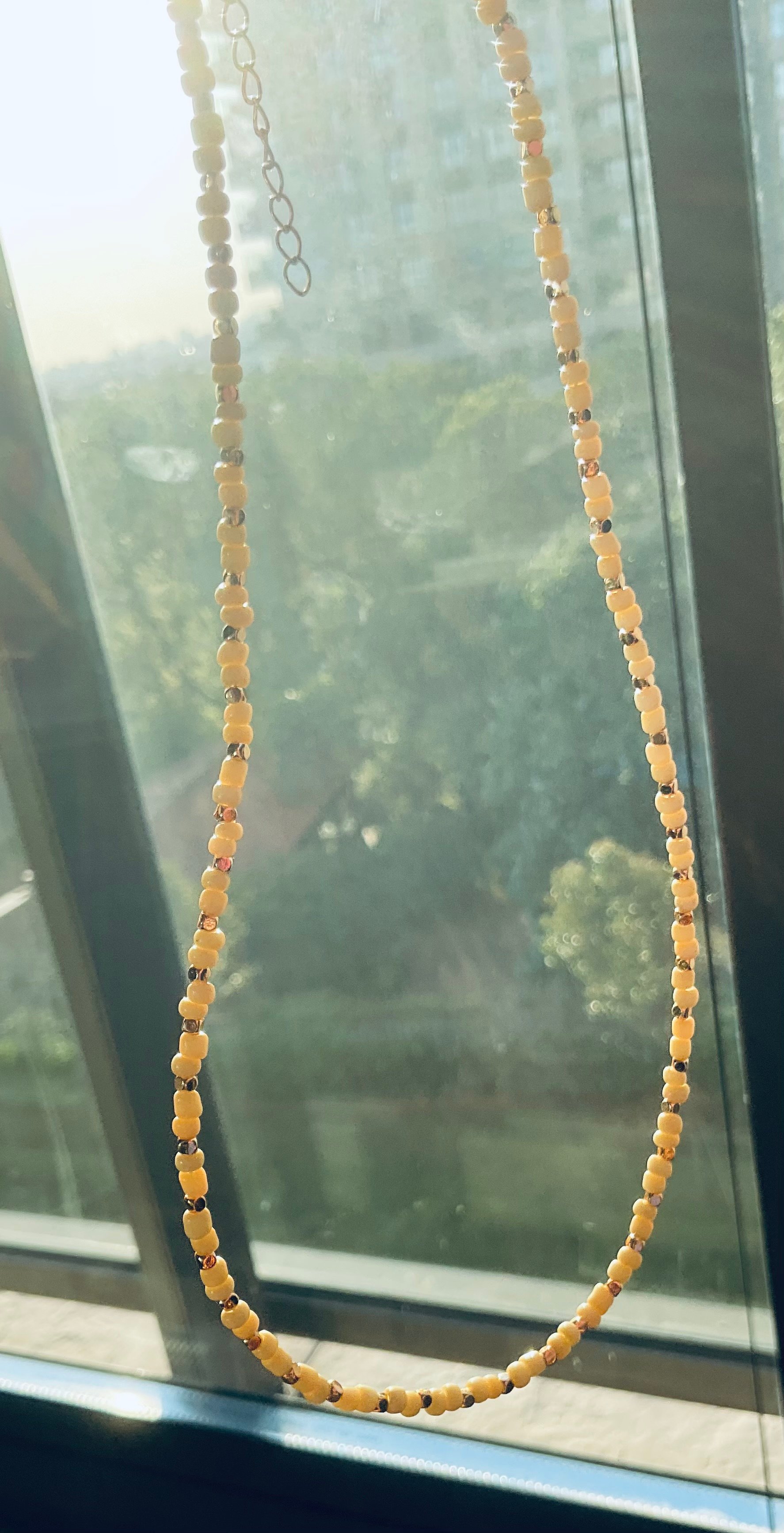 Kırık beyaz ve gold minimal boncuklu kolye