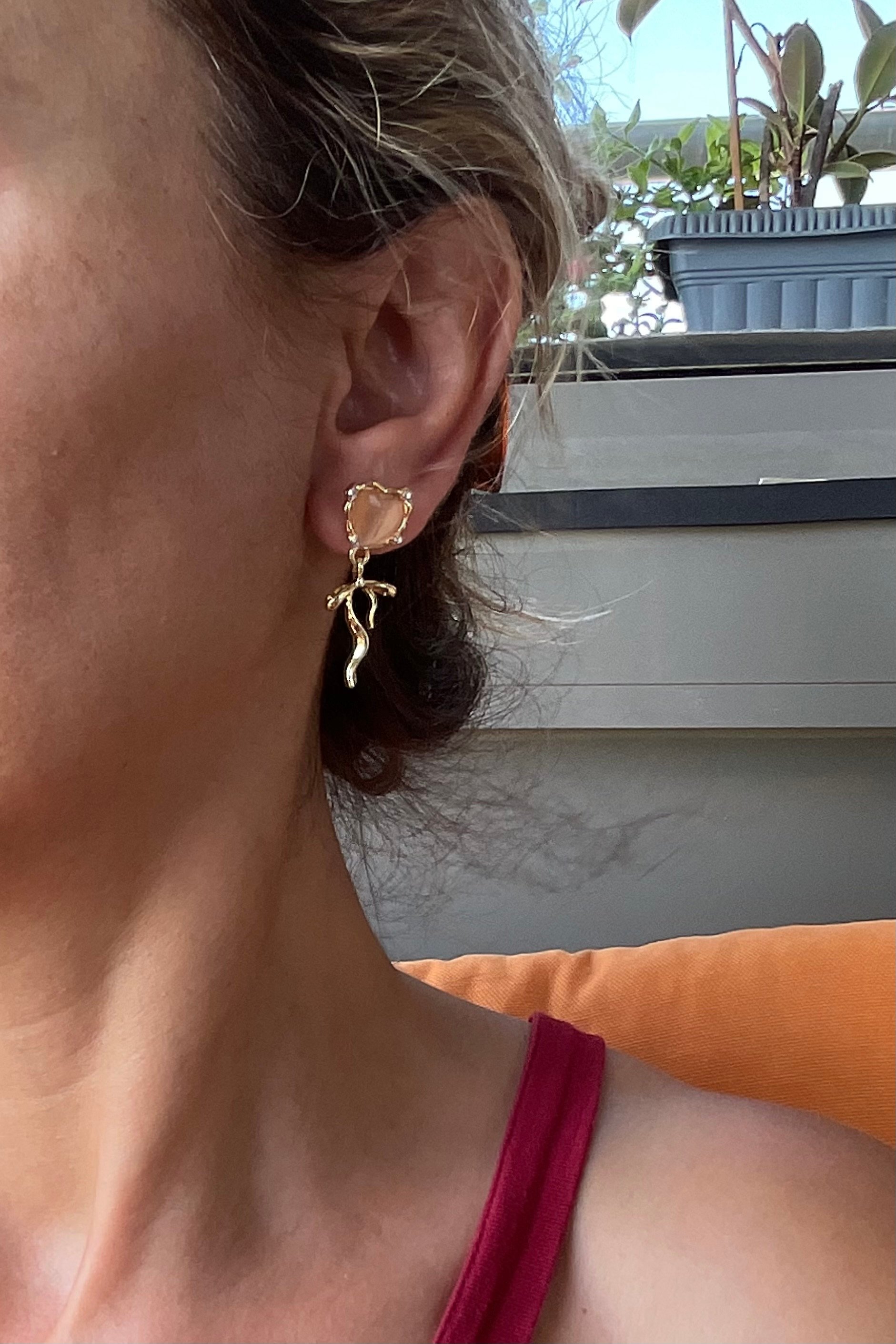 Kalp model pembe taşlı gold kurdela küpe