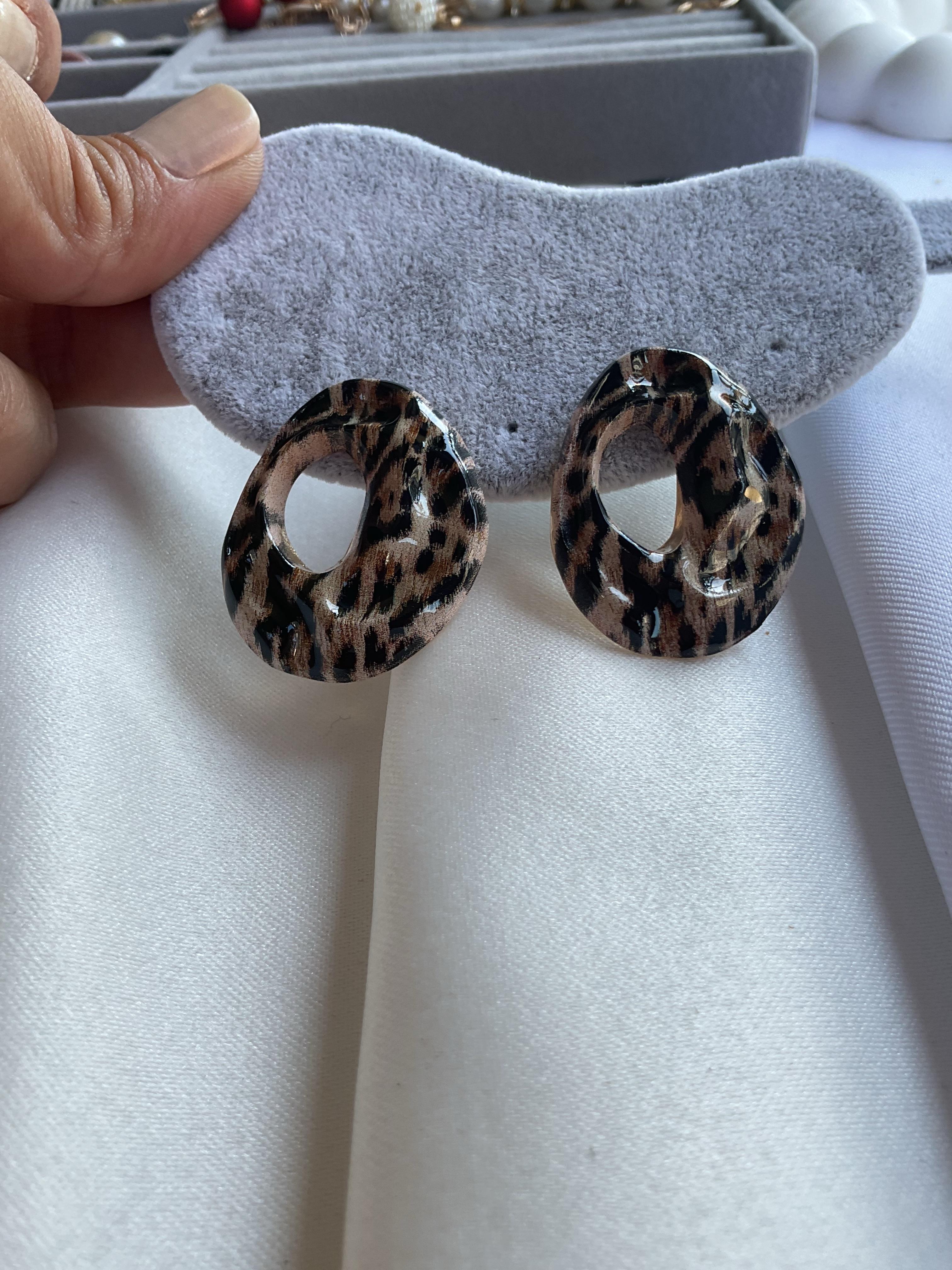 Leopardesen küpe