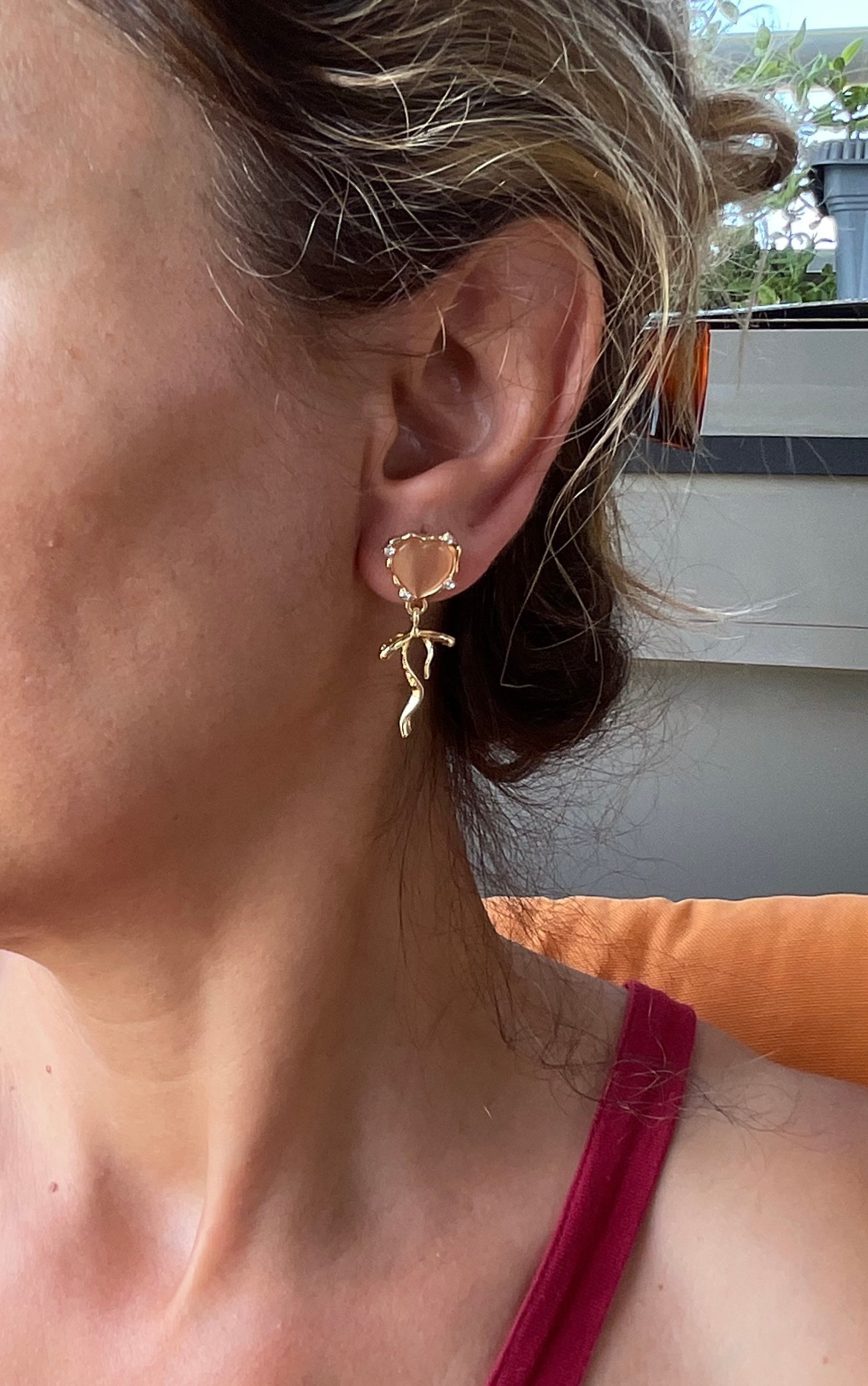 Kalp model pembe taşlı gold kurdela küpe