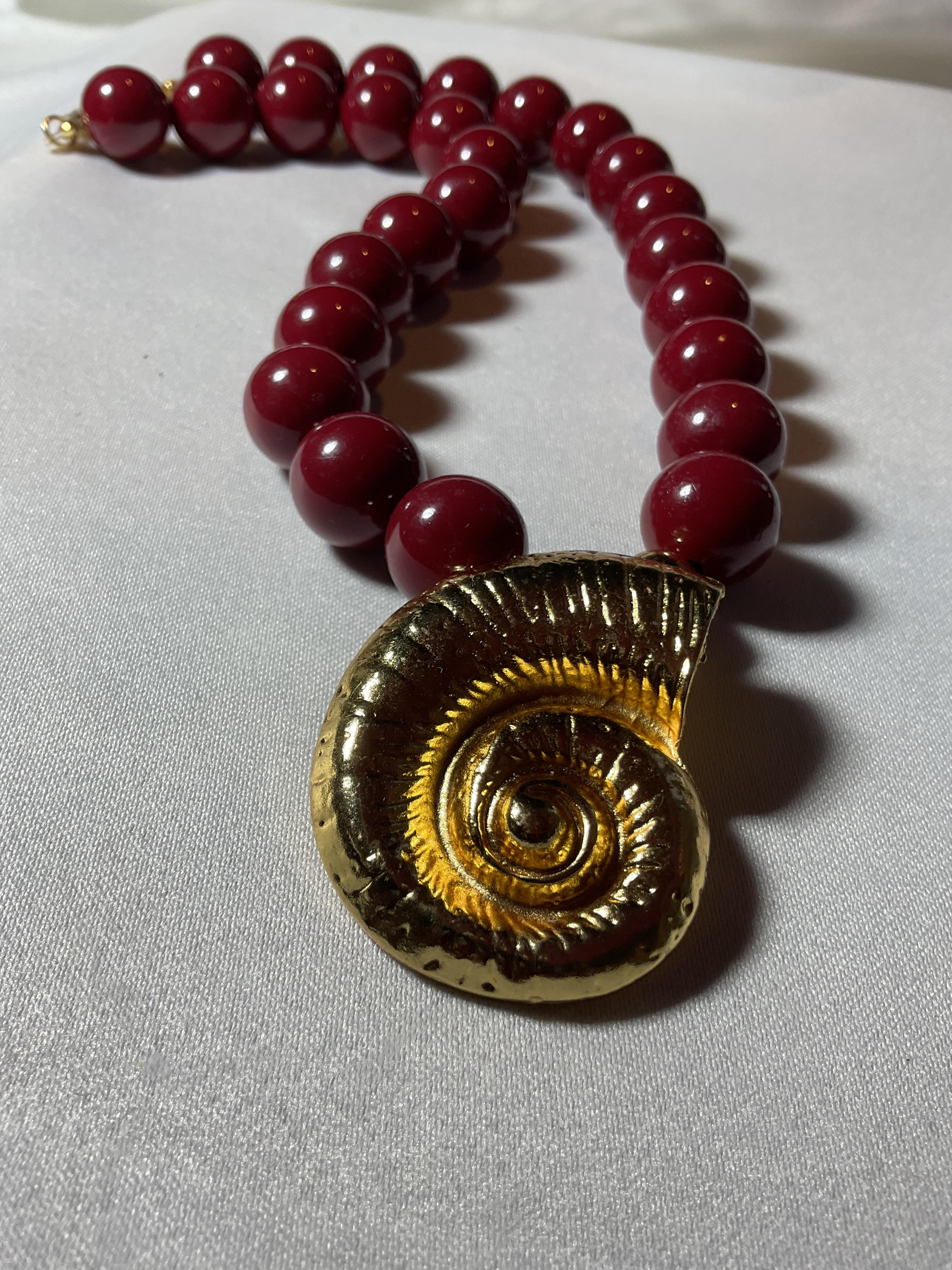Gold salyangoz motifli kırmızı boncuk kolye