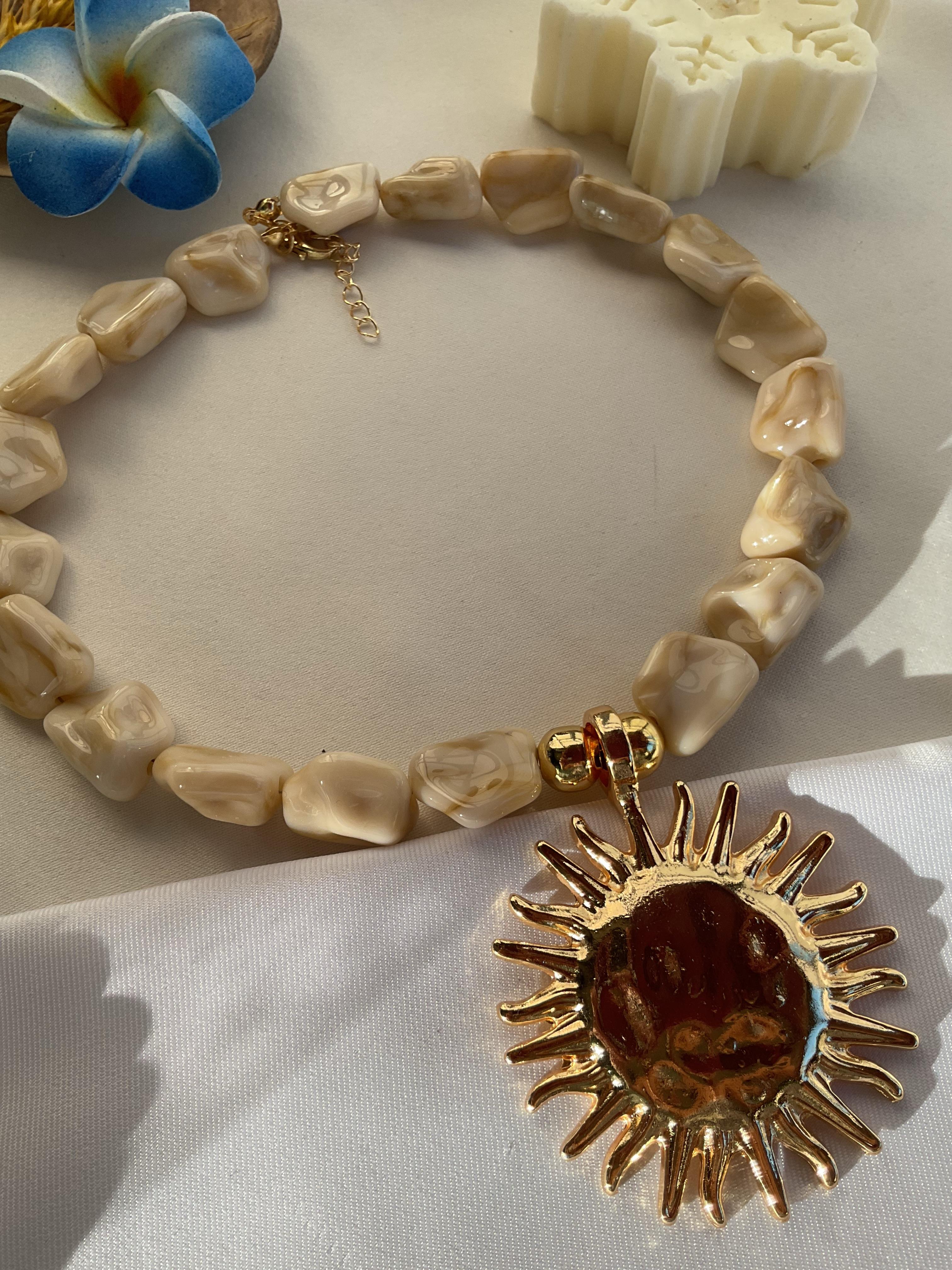 Gold güneş model bej taşlı kolye
