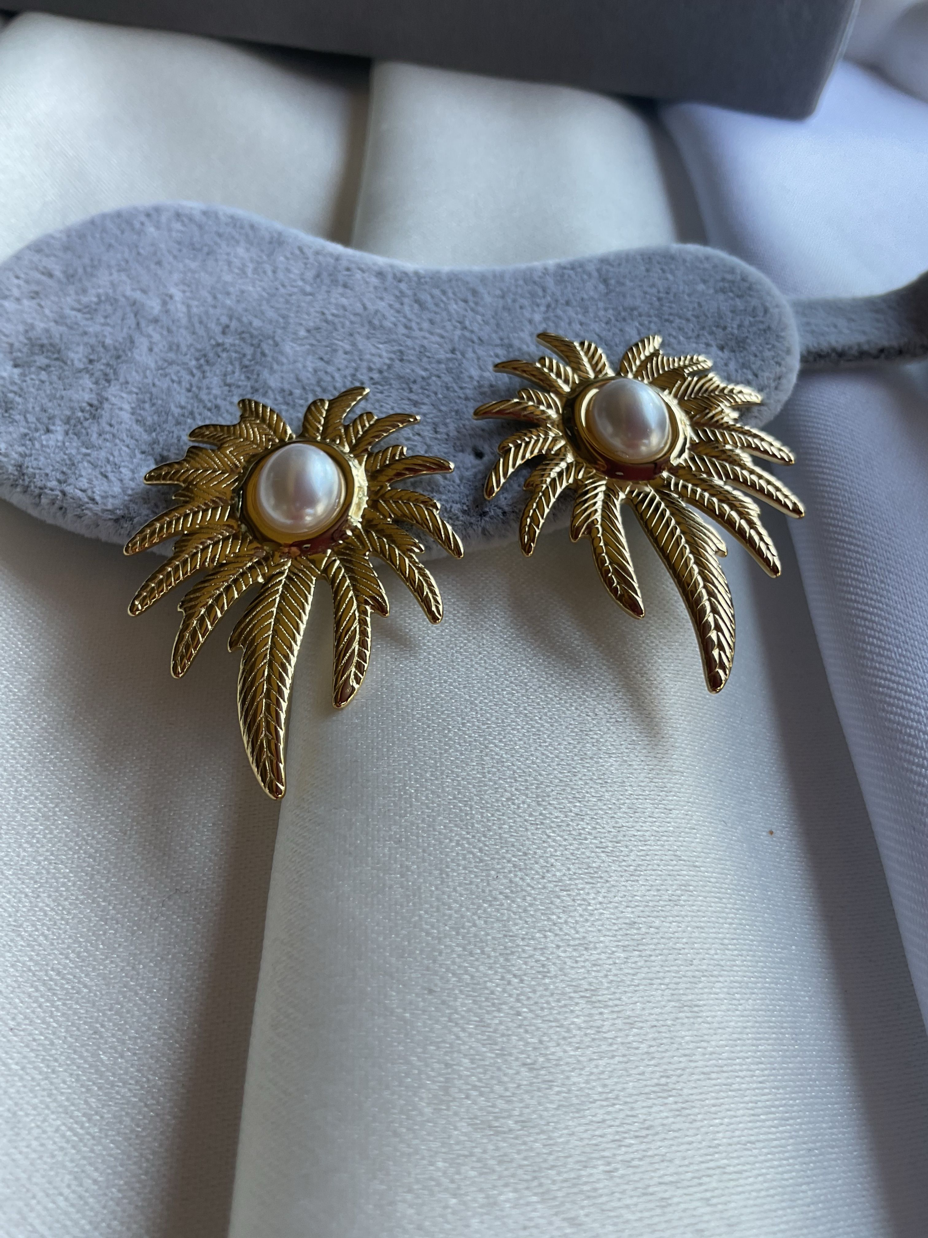 İncili yaprak model gold küpe