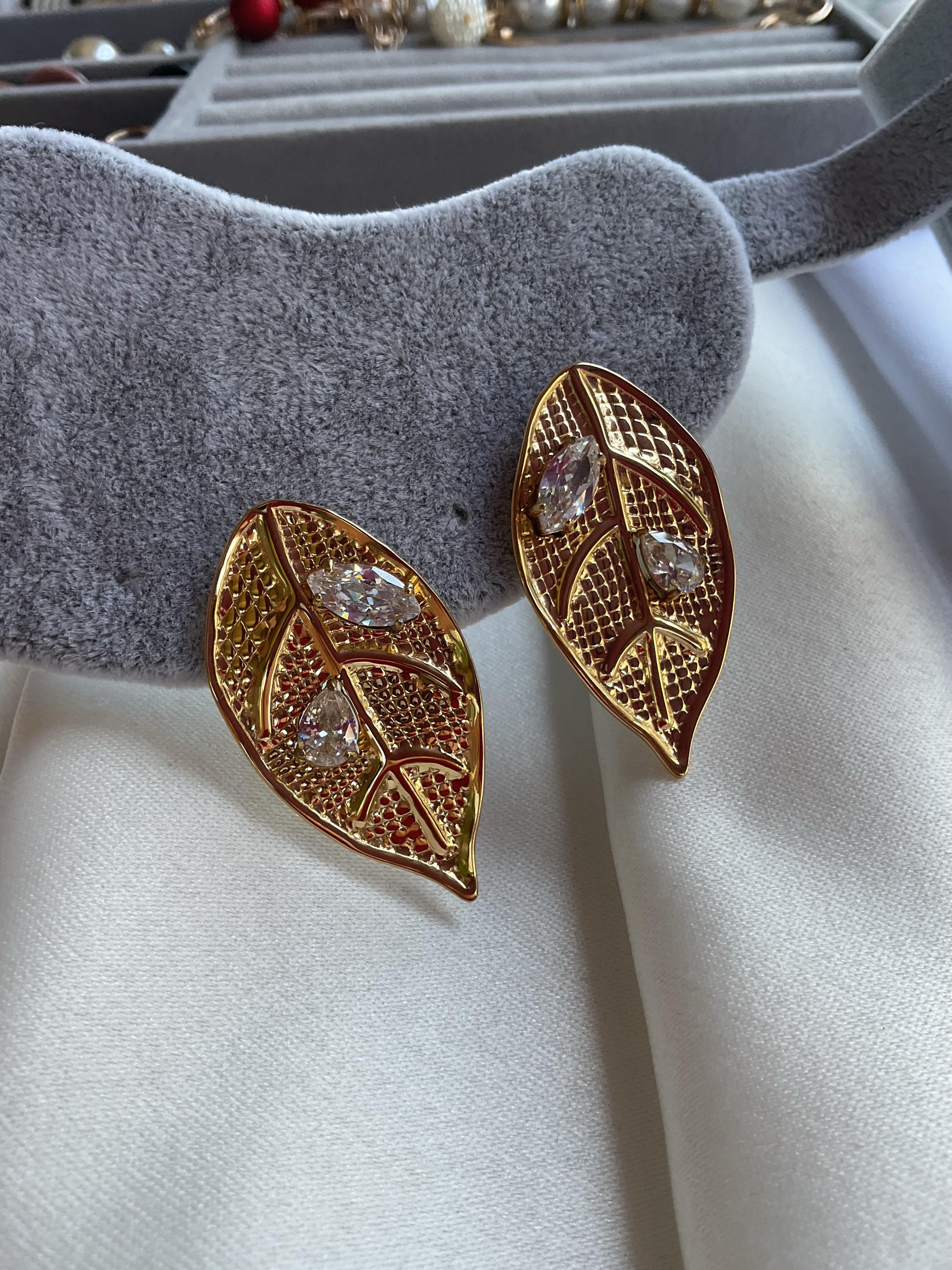 Taşlı gold yaprak model küpe