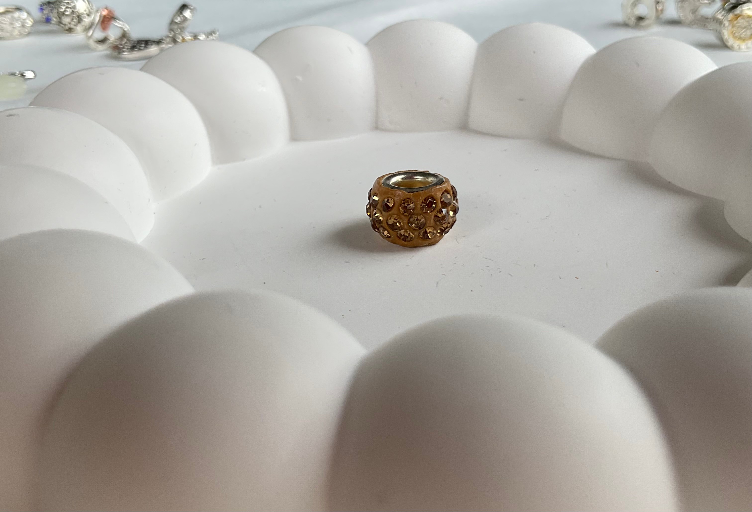 Kahverengi taşlı charm