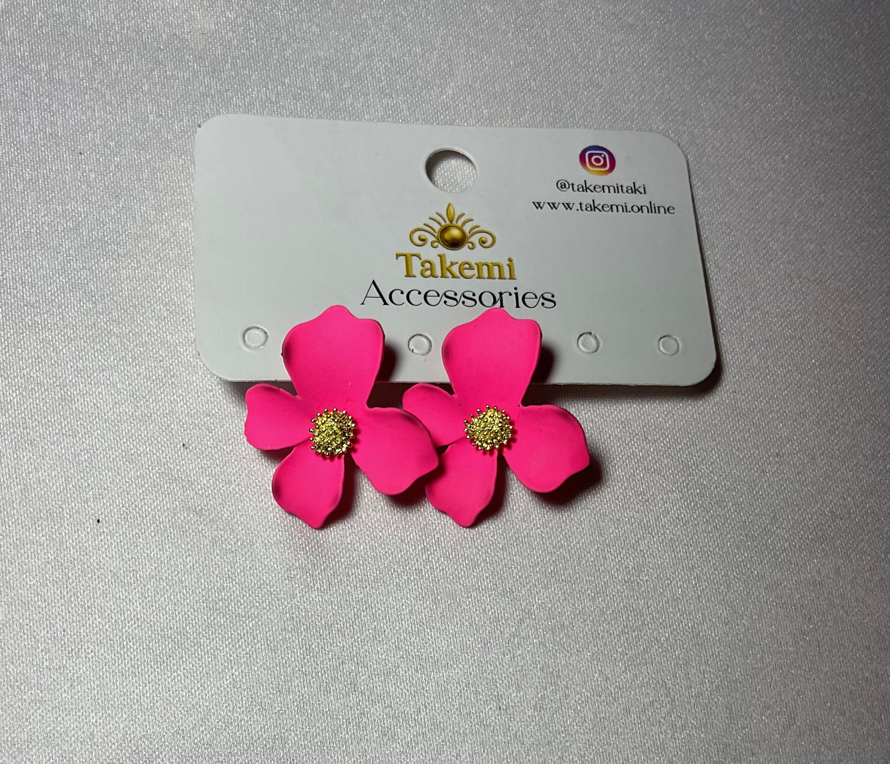 Pembe çiçek küpe