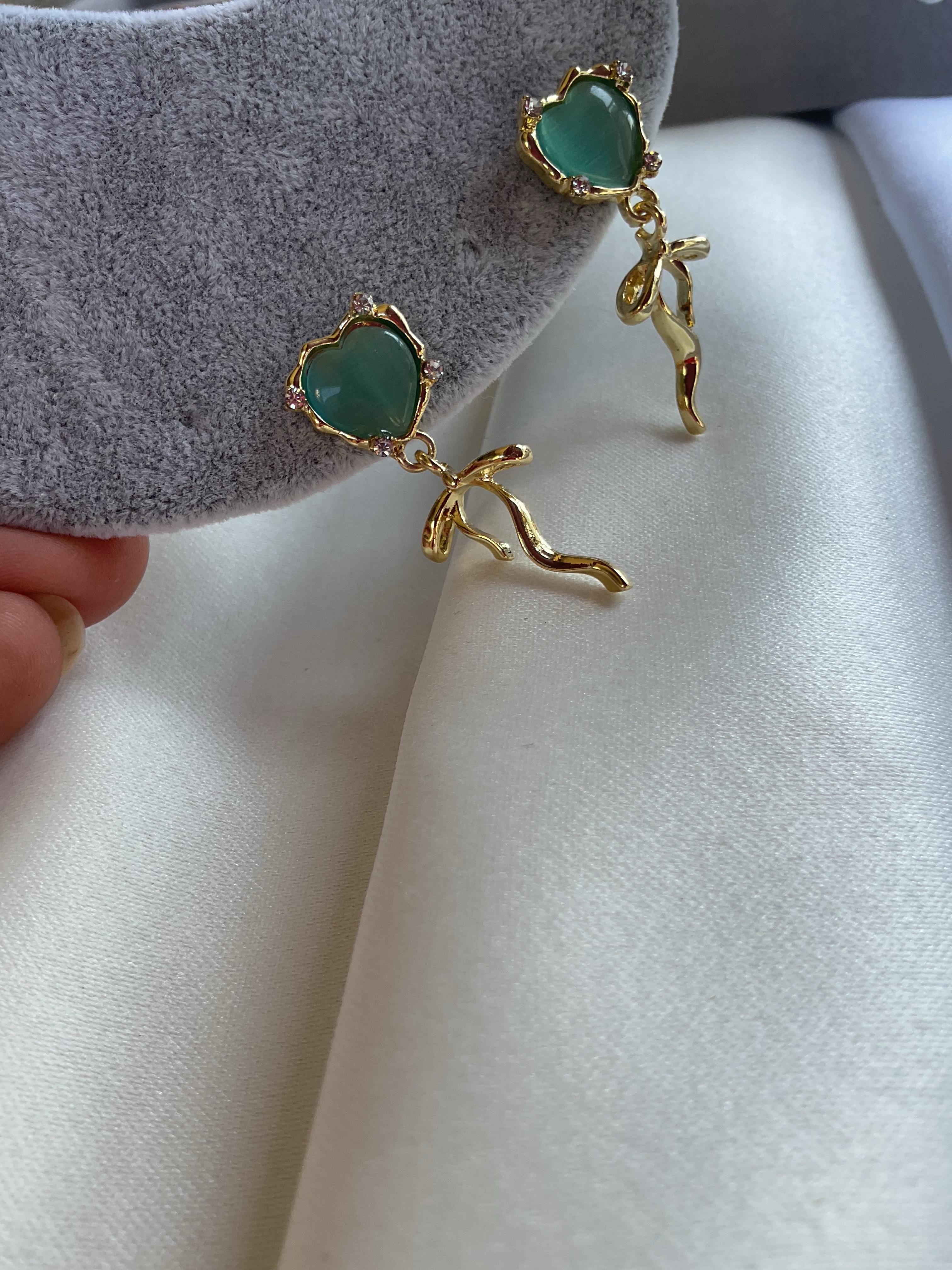 Kalp model yeşil taşlı gold kurdela küpe