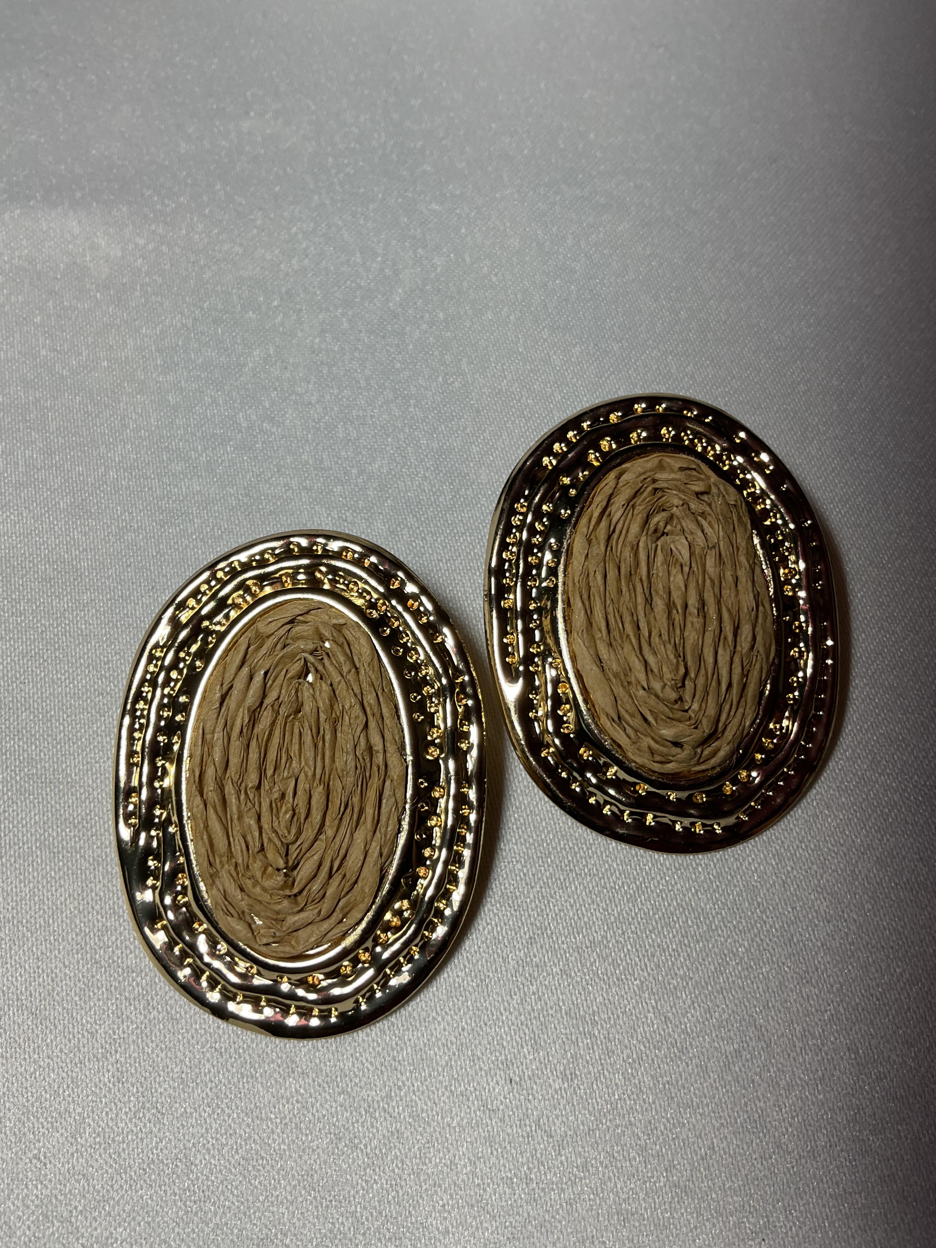 Kahverengi hasır mineli gold oval küpe 