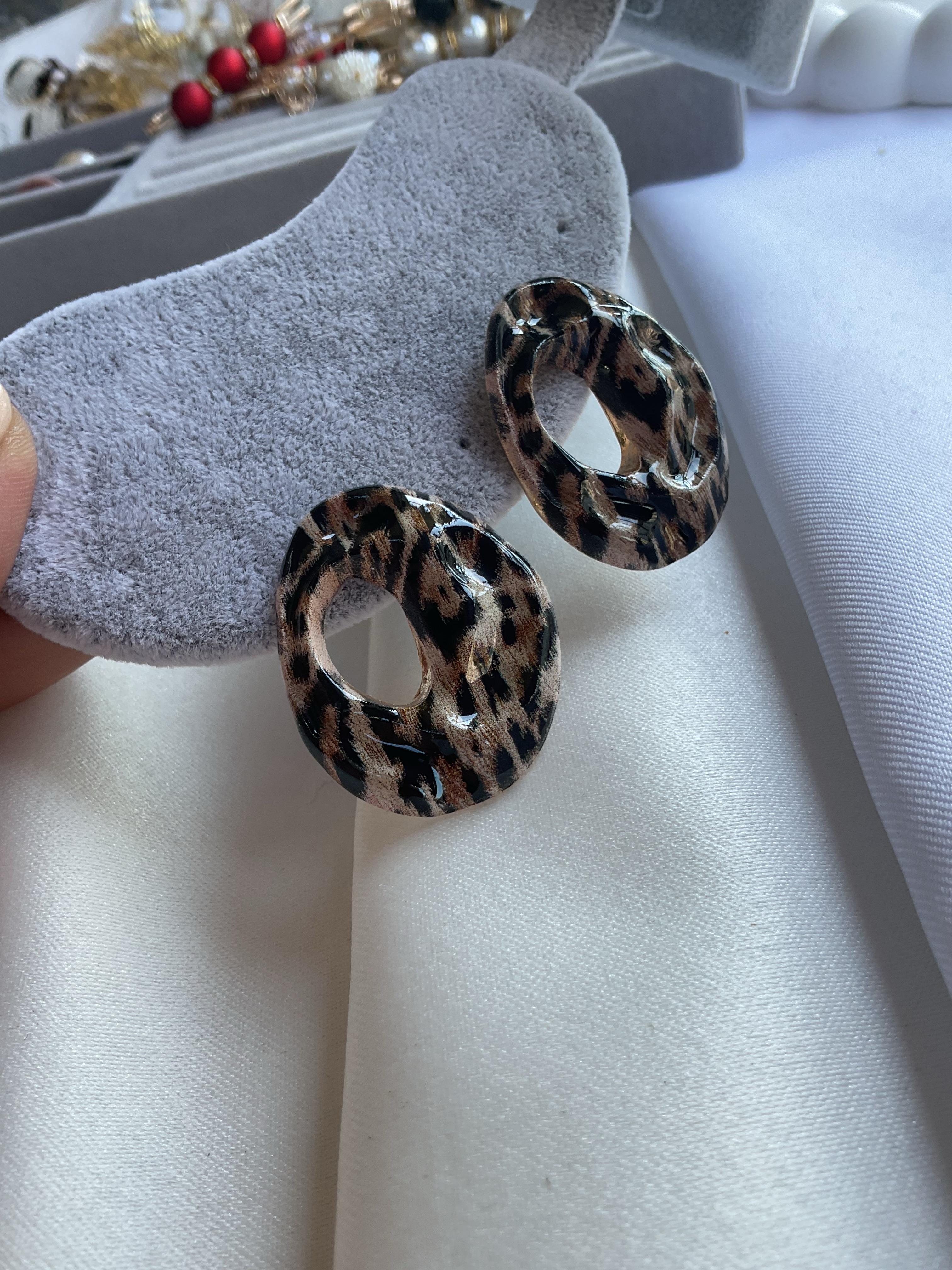 Leopardesen küpe