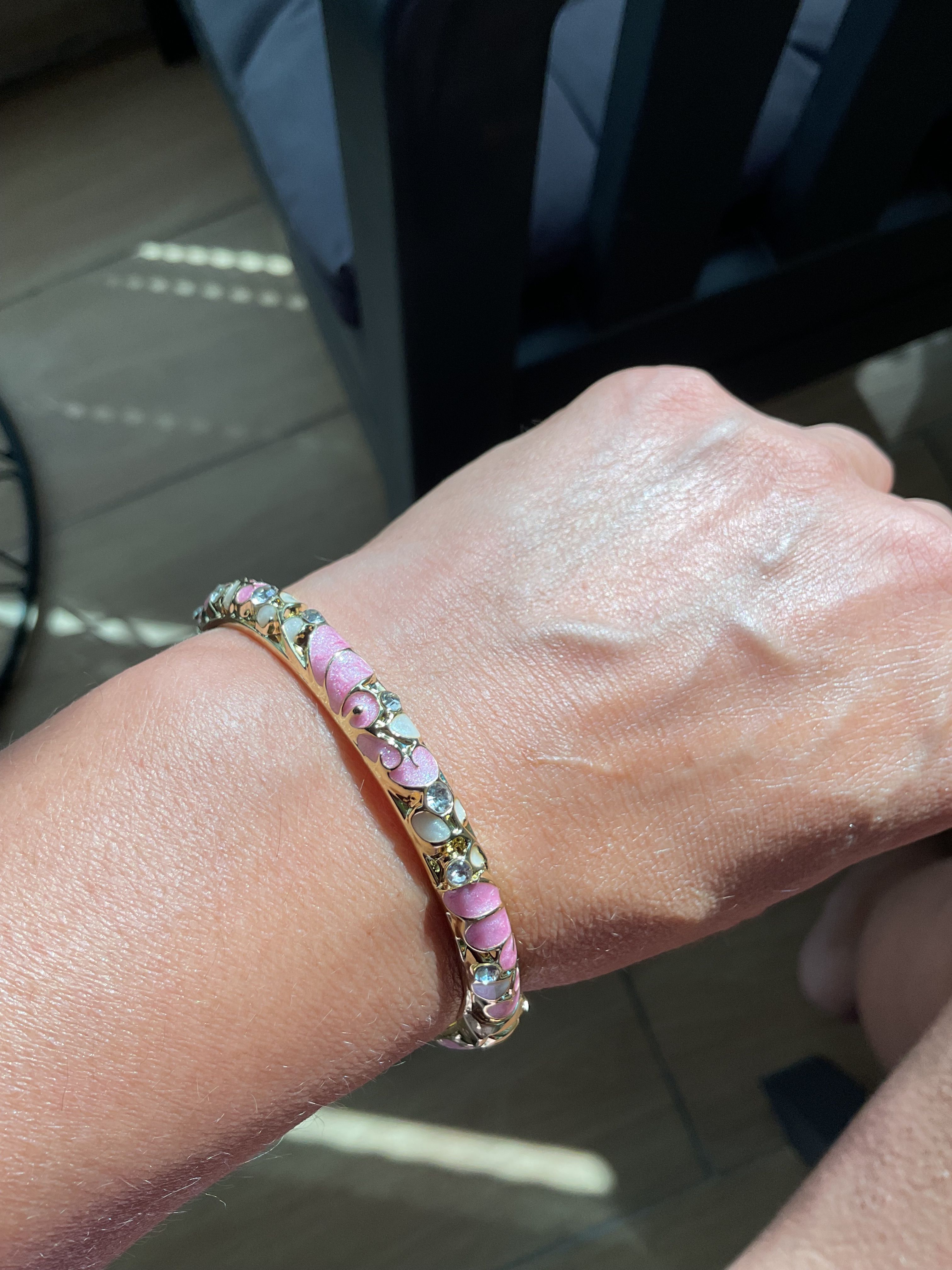 Pembe mineli kelepçe