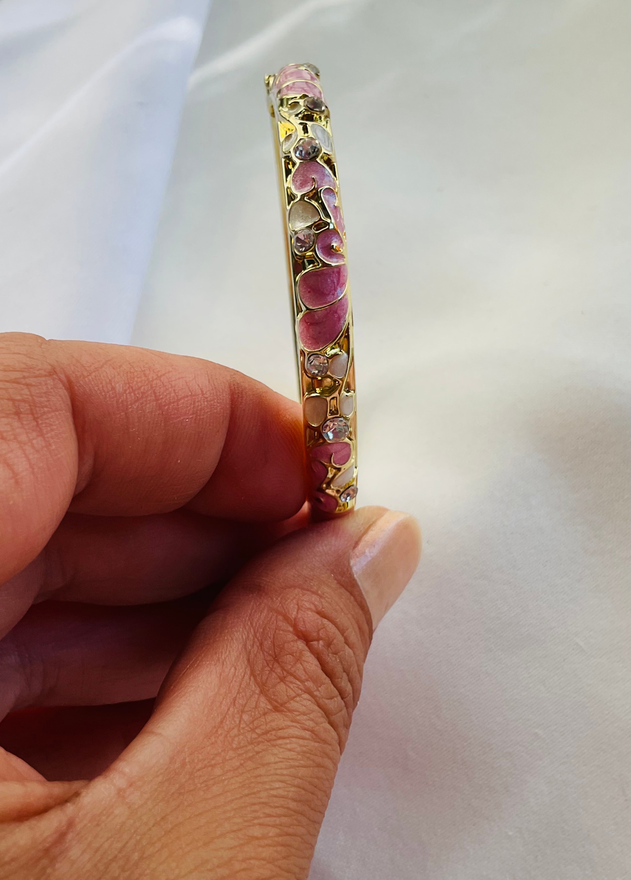 Pembe mineli kelepçe
