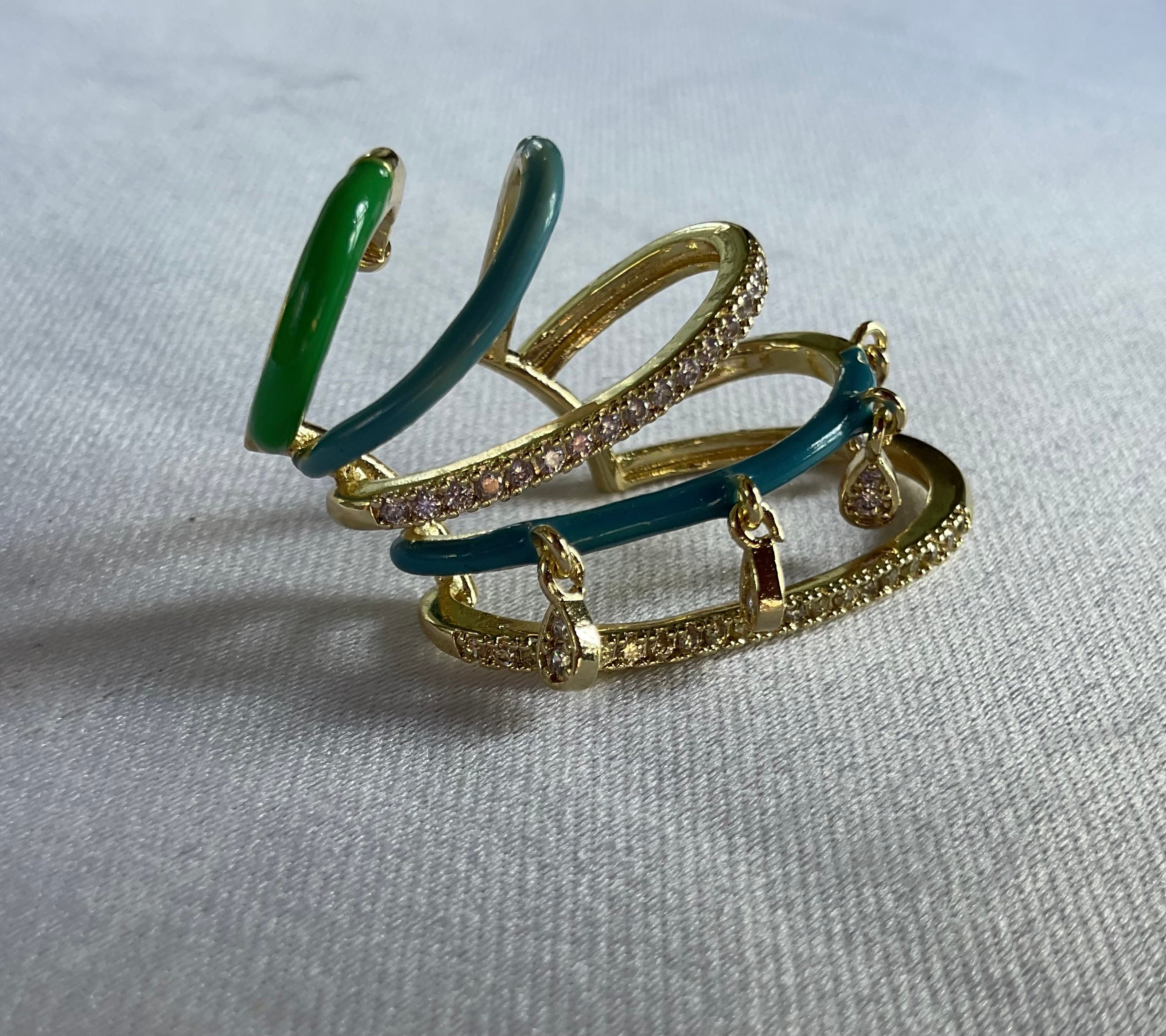 Yeşil renkli gold kıkırdak küpe