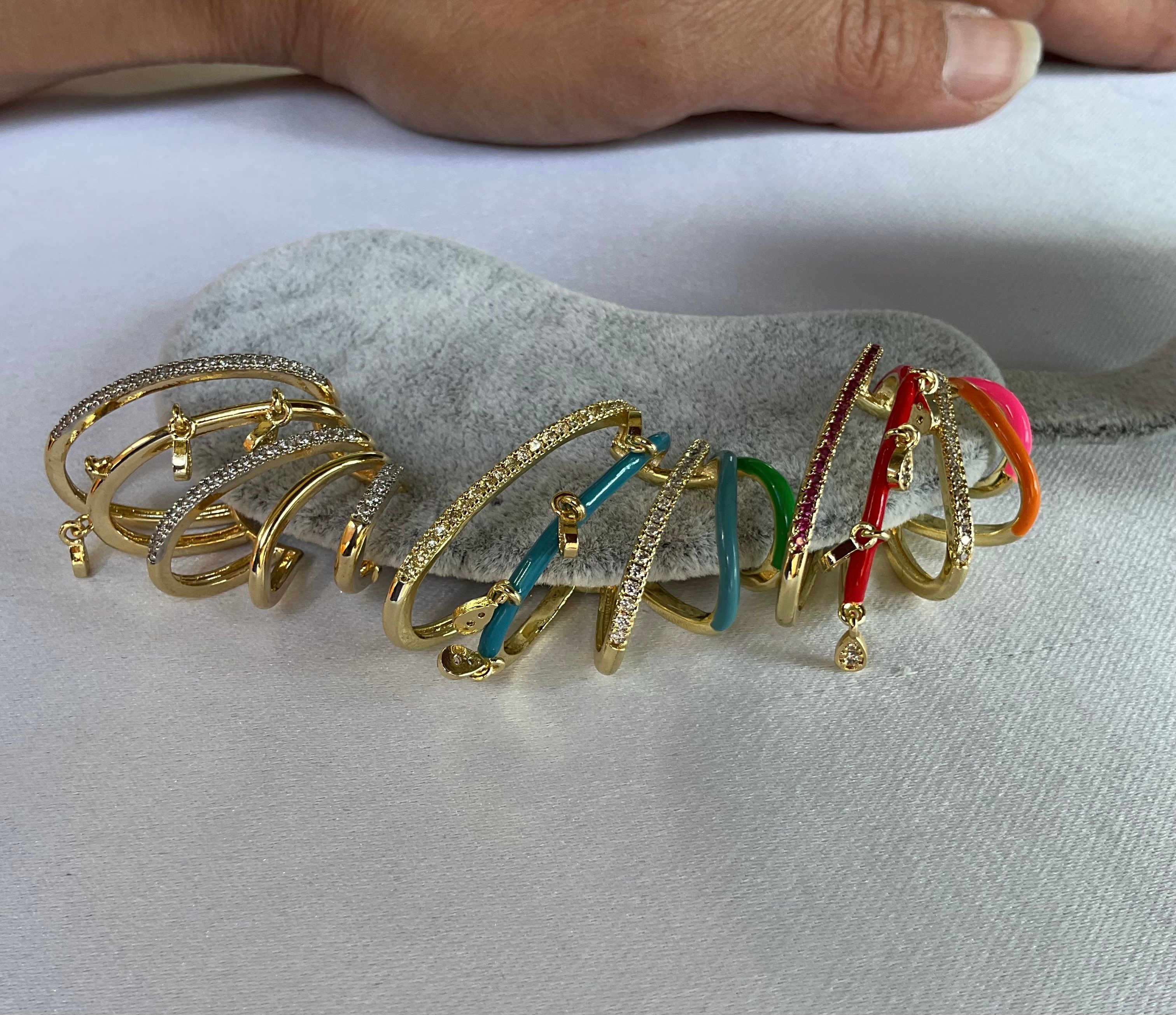 Gold taşlı kıkırdak küpe