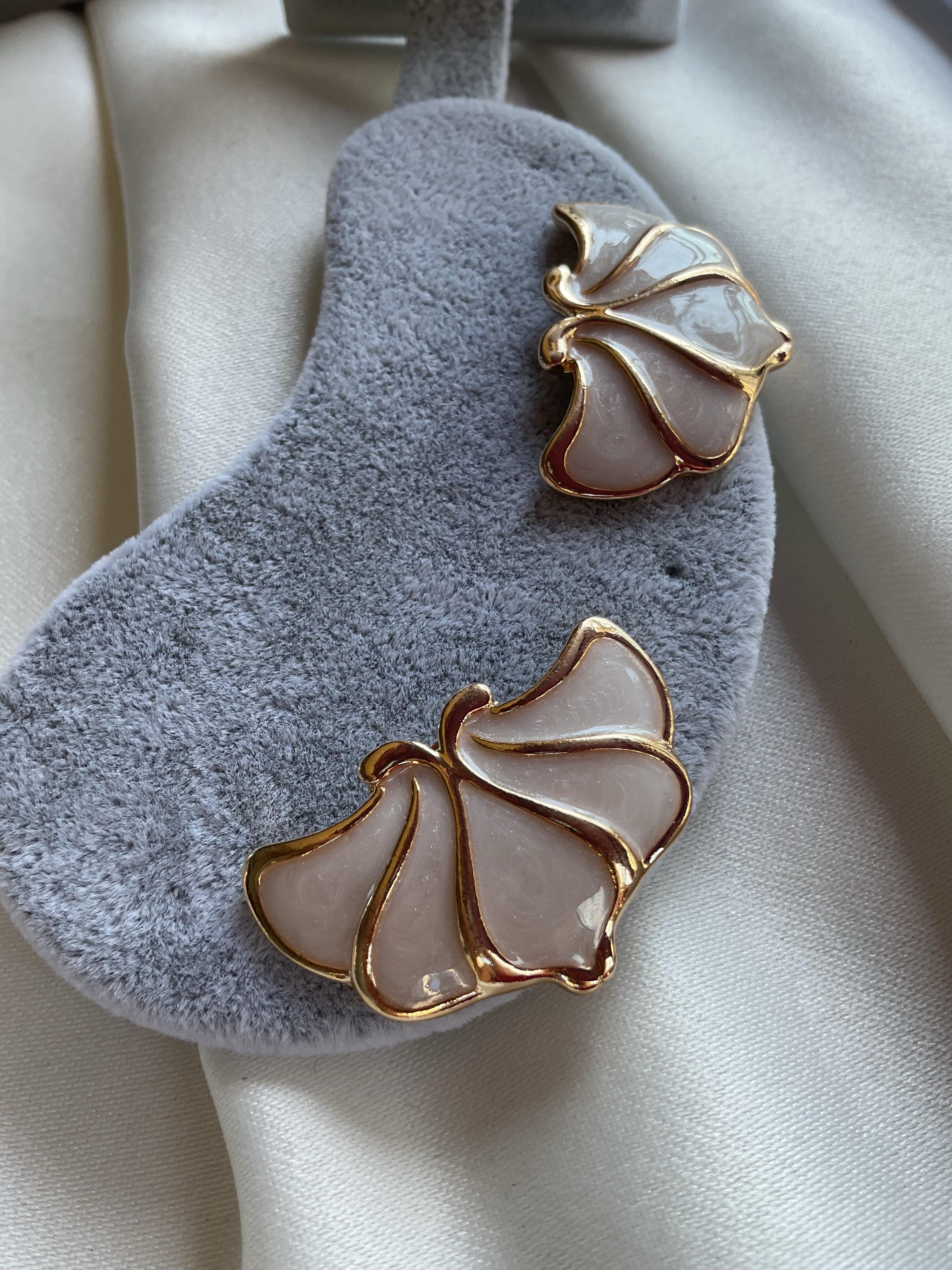 Beyaz mineli gold küpe