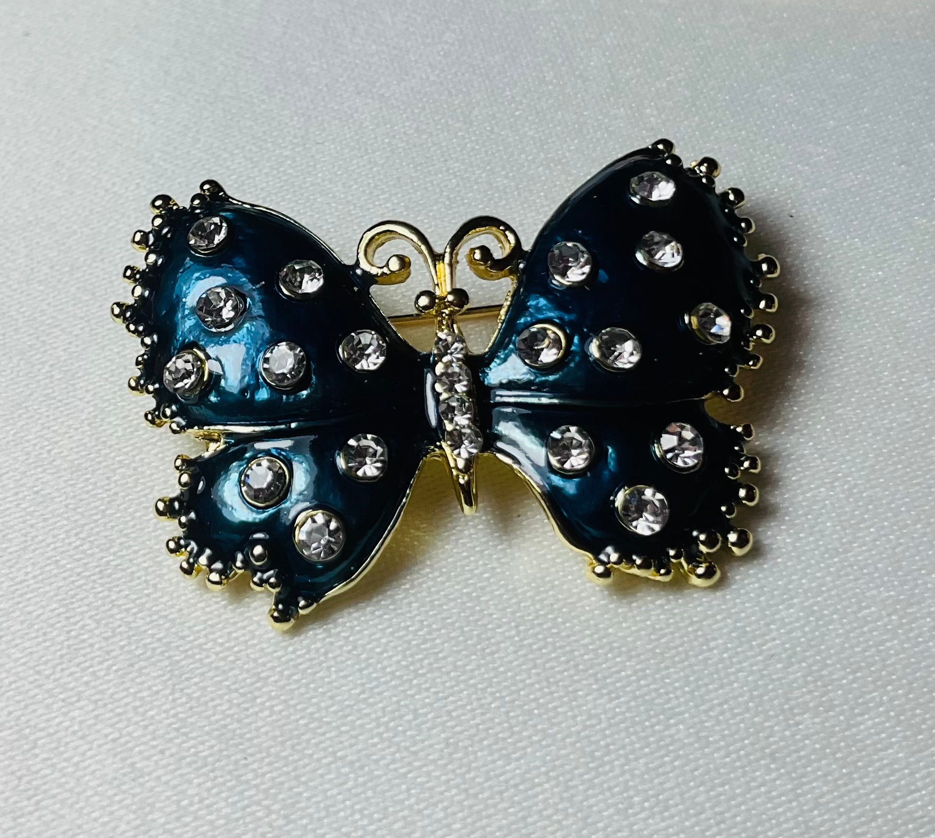 Kelebek model broş