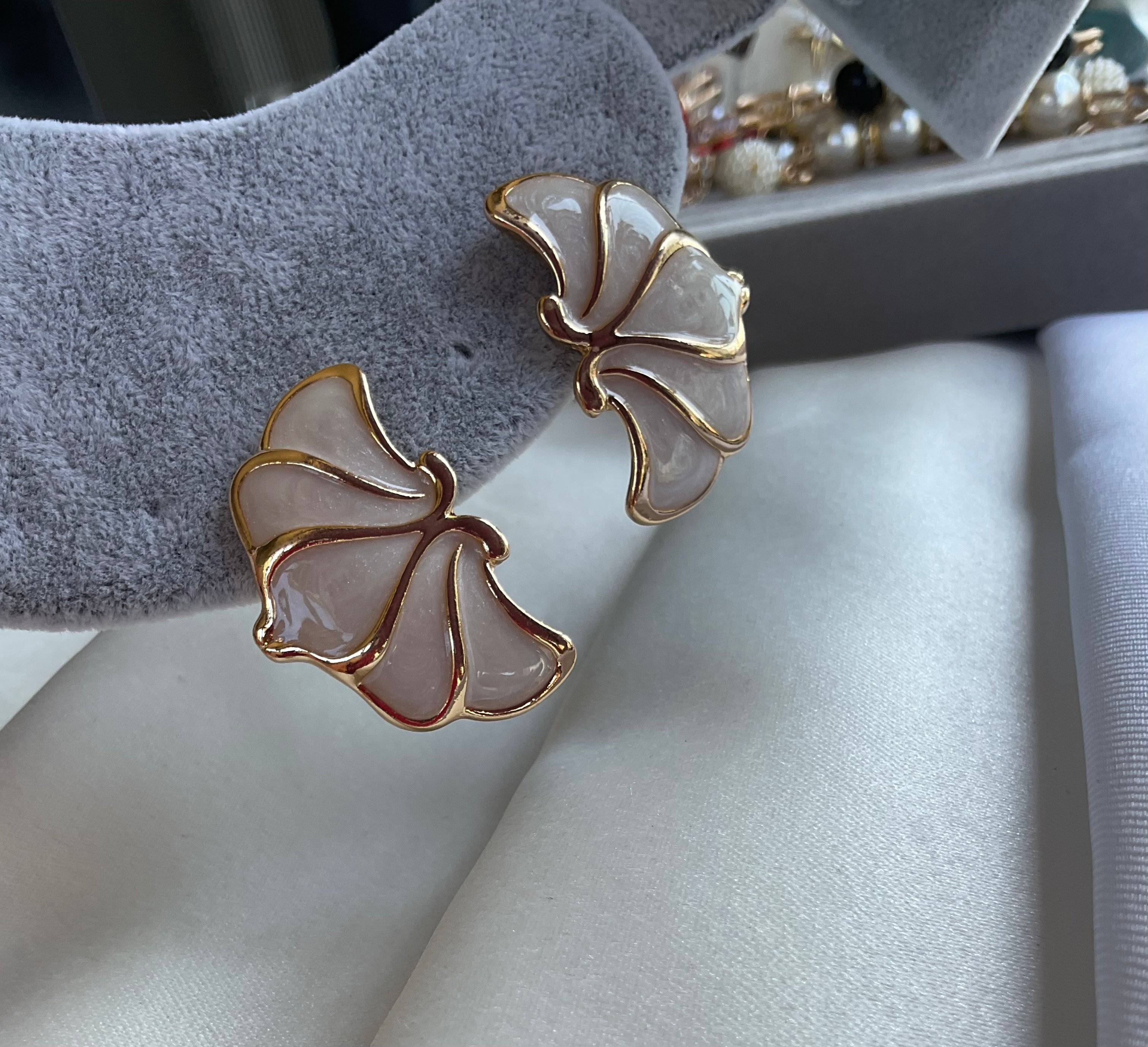 Beyaz mineli gold küpe