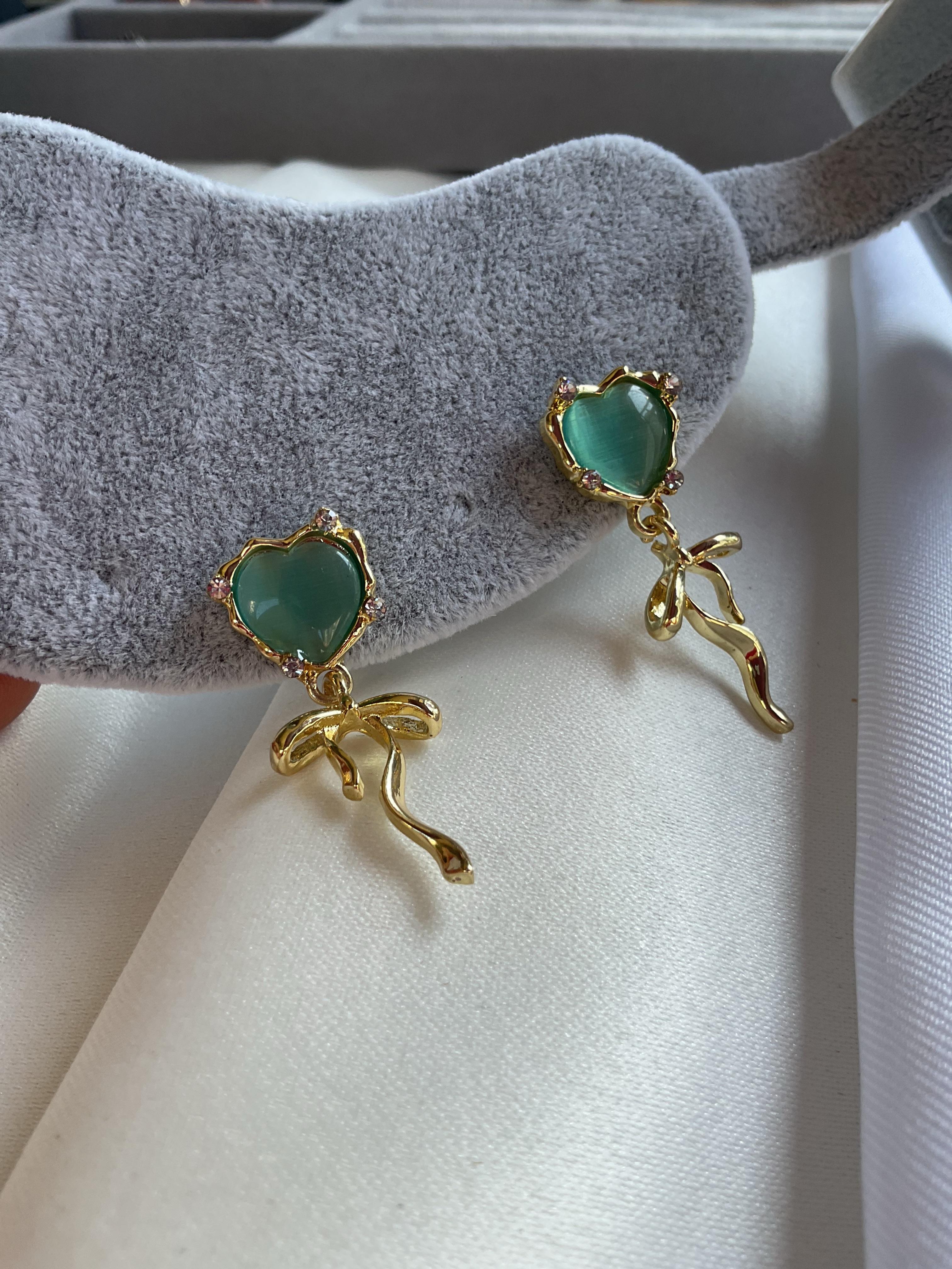 Kalp model yeşil taşlı gold kurdela küpe