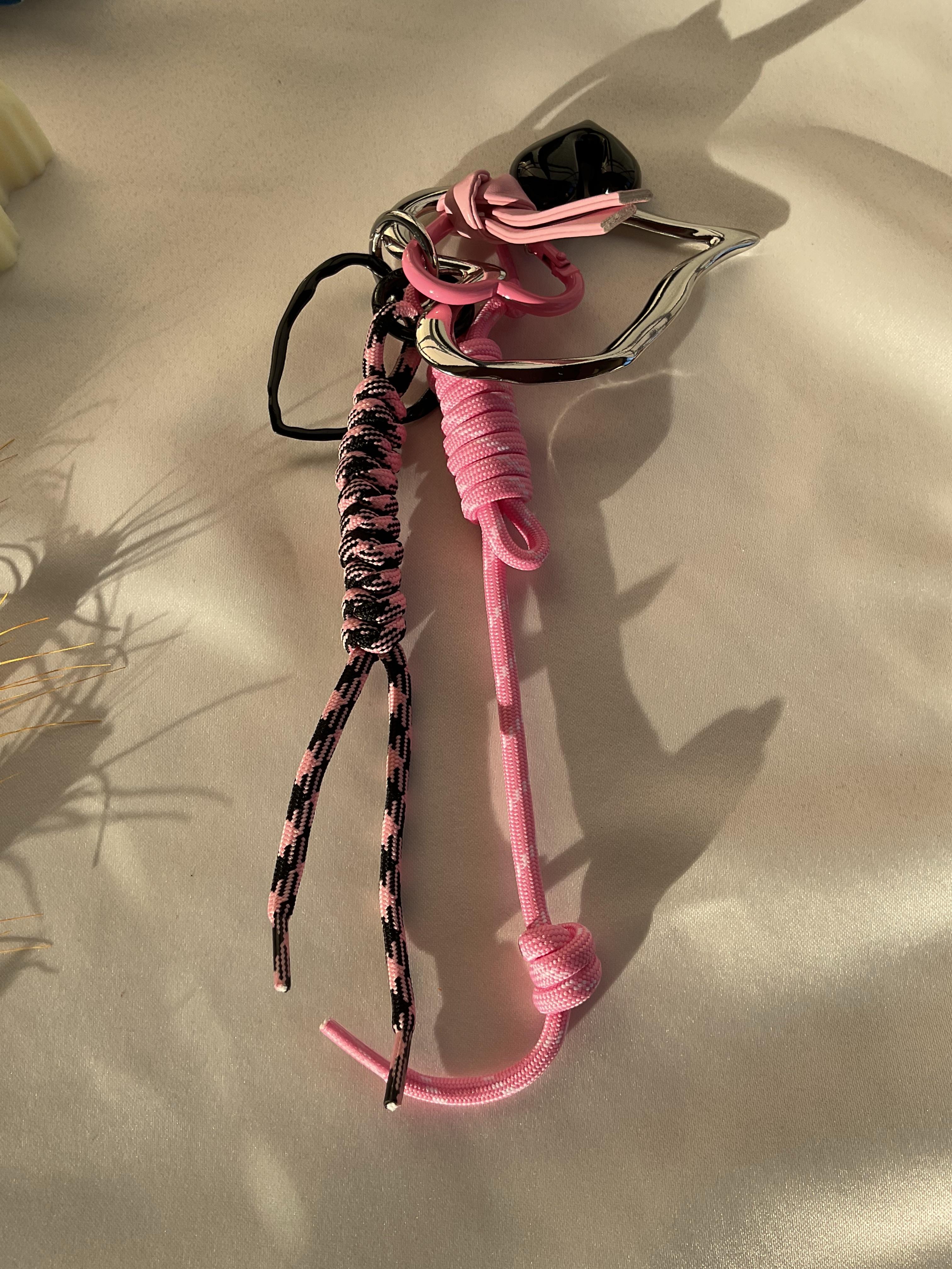 Pembe tonlarında büyük kalp detay çanta charmı