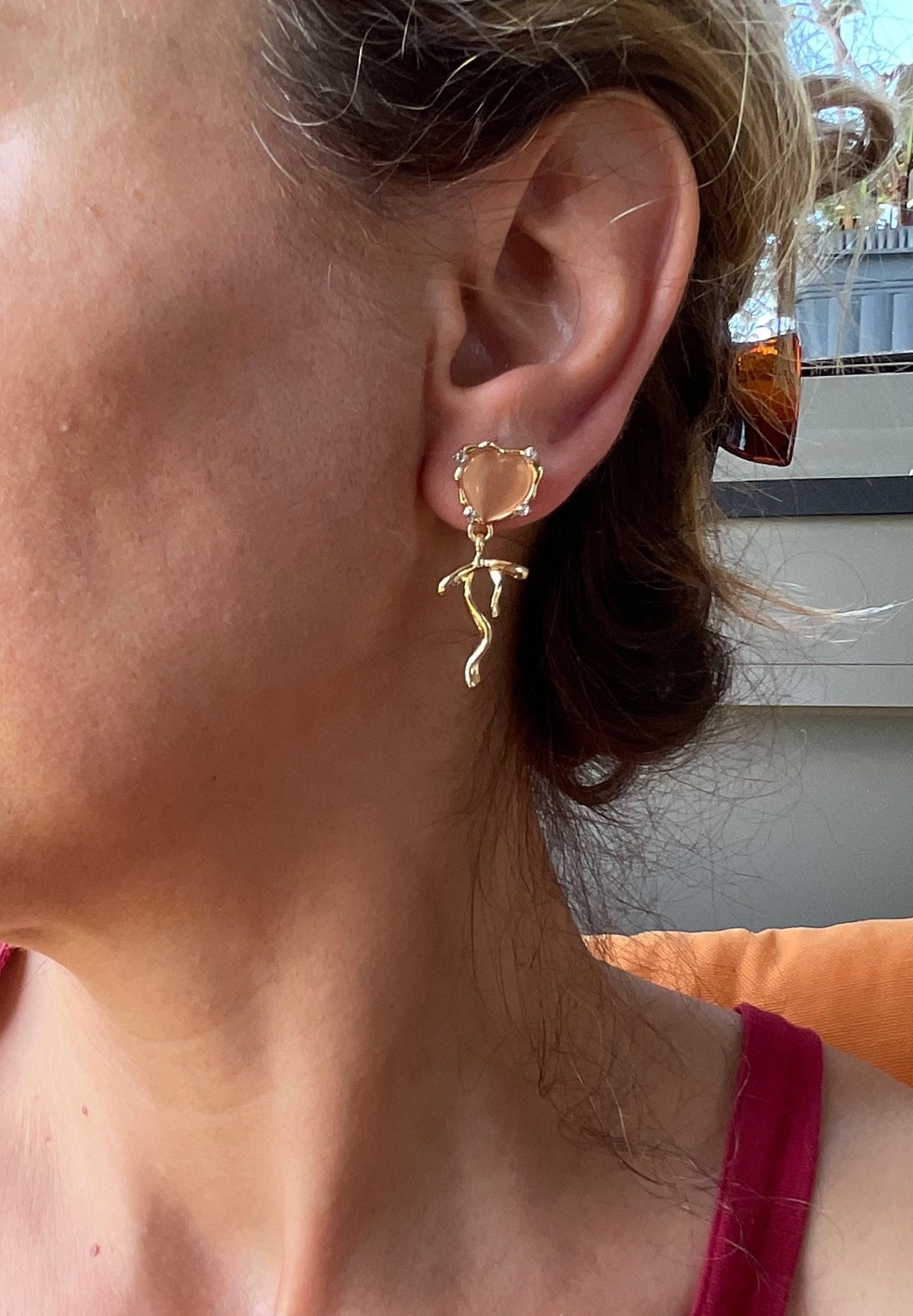 Kalp model pembe taşlı gold kurdela küpe