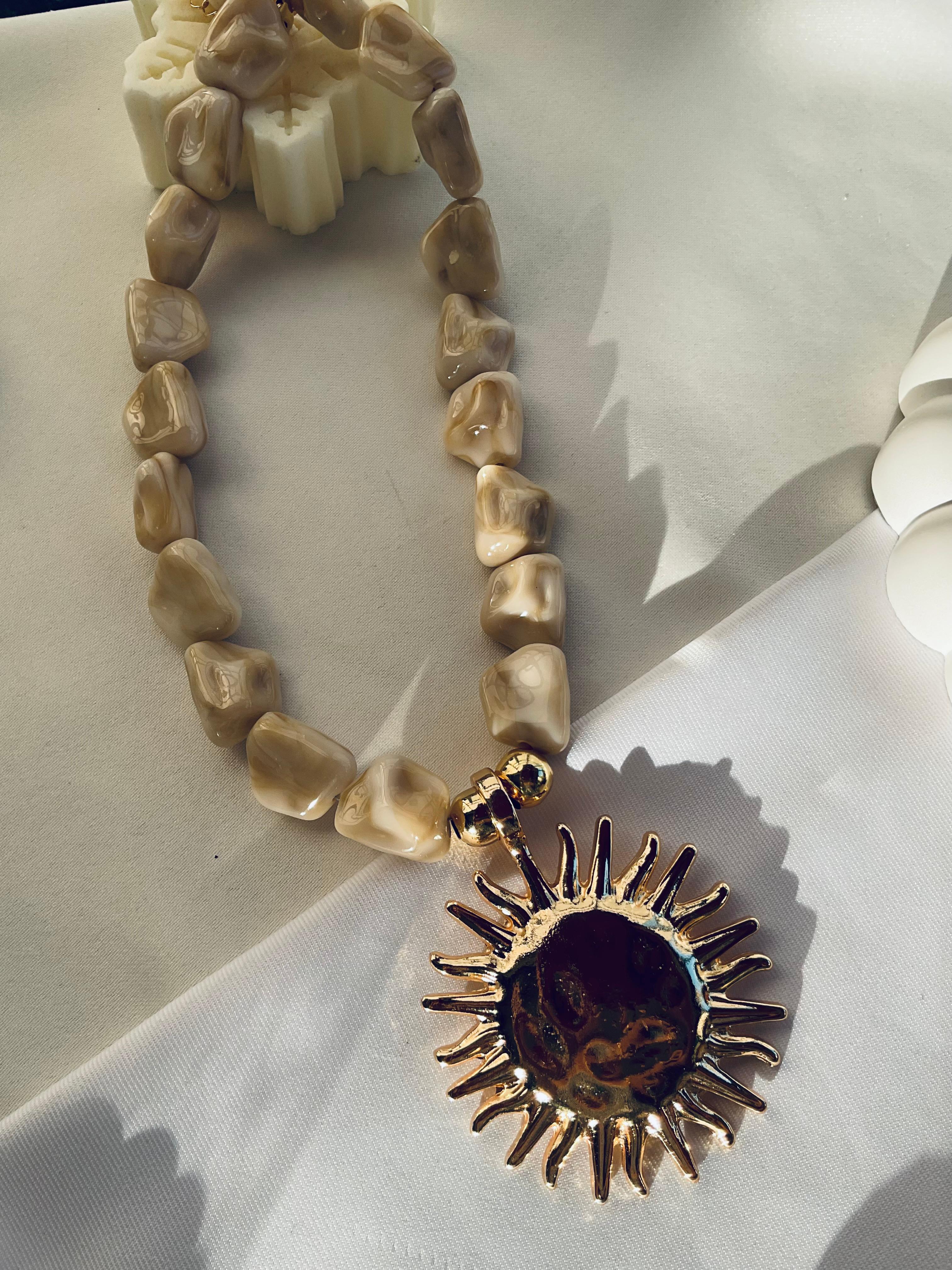 Gold güneş model bej taşlı kolye