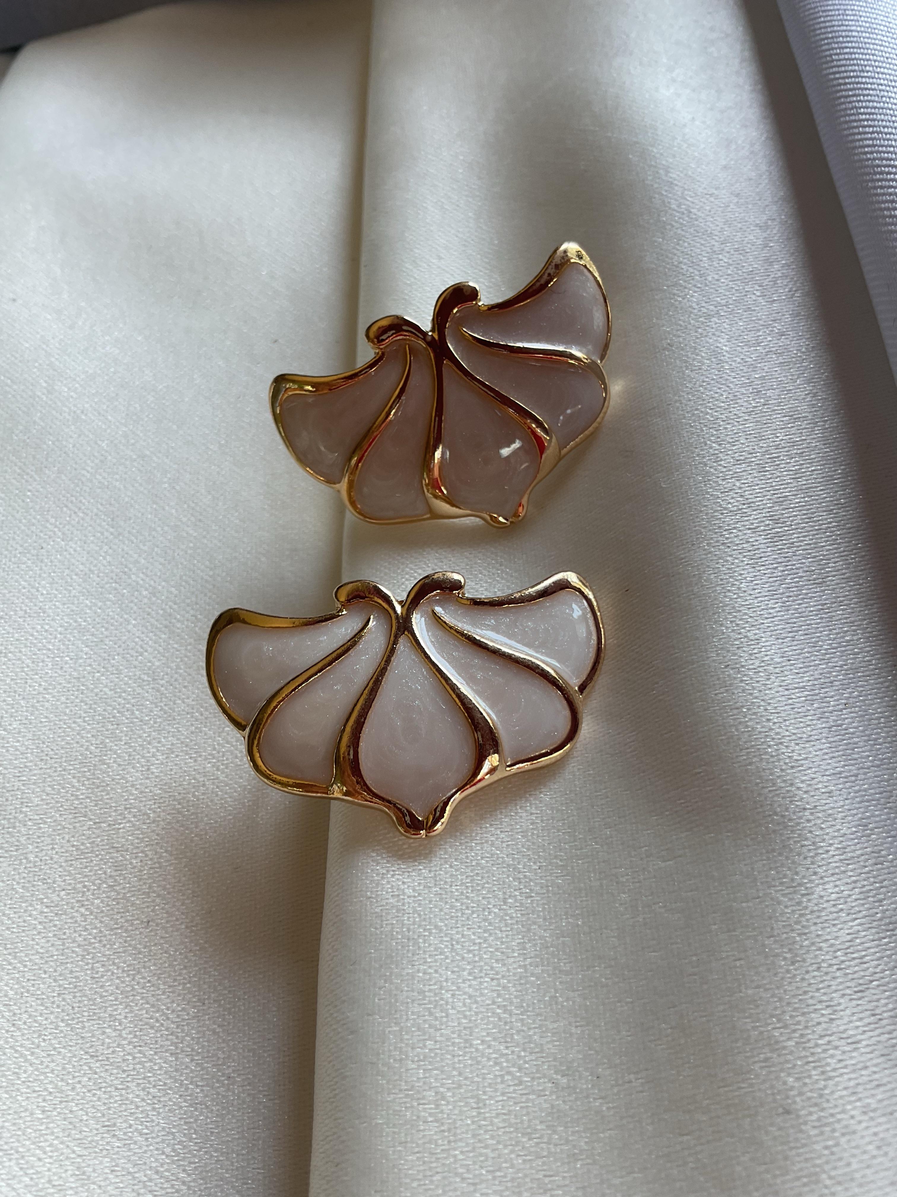 Beyaz mineli gold küpe